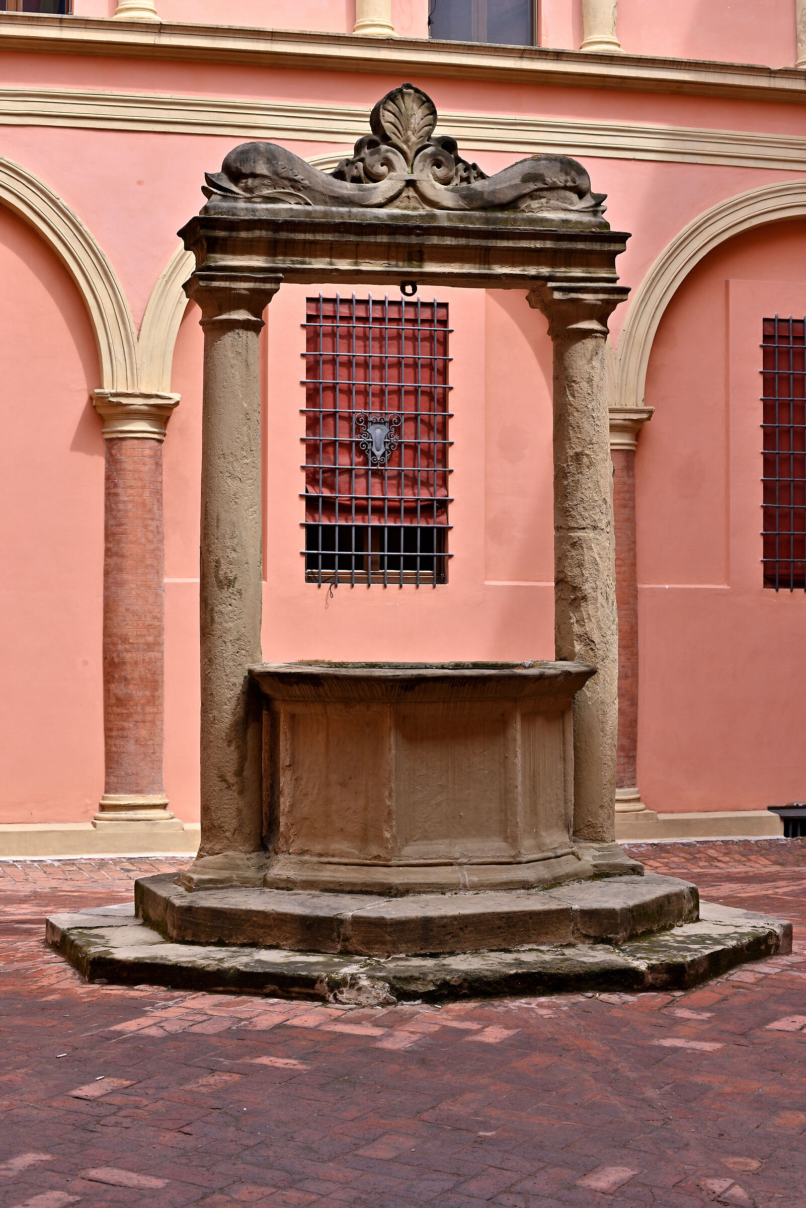 Bolognese courtyard...