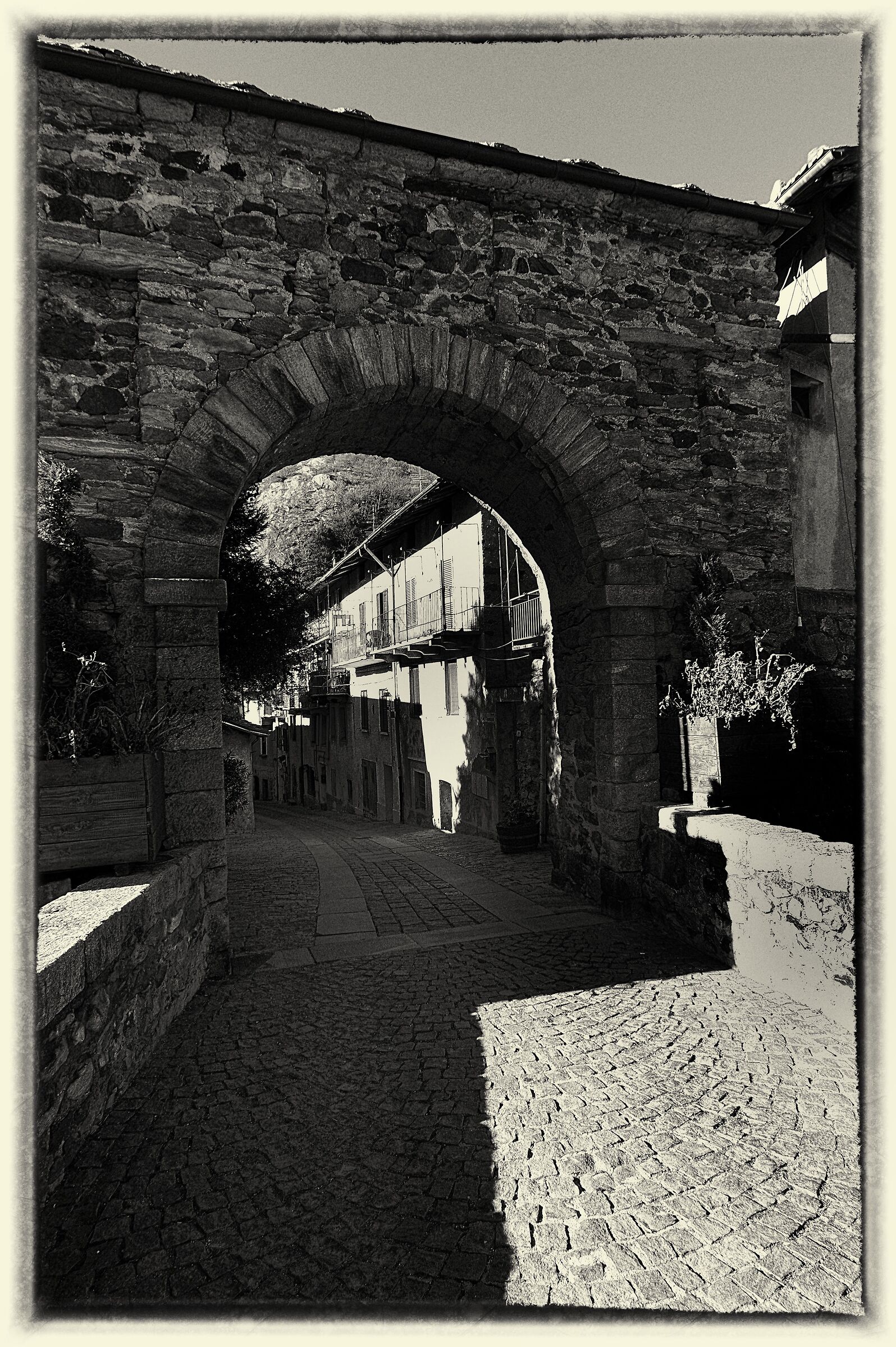 Donnas (V. d'Aosta) : the medieval gate...