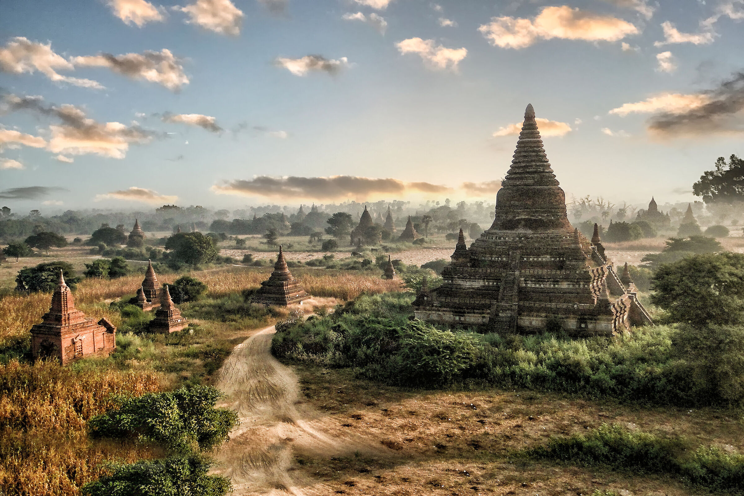 Bagan (Myanmar) The Valley of the Temples at Dawn...