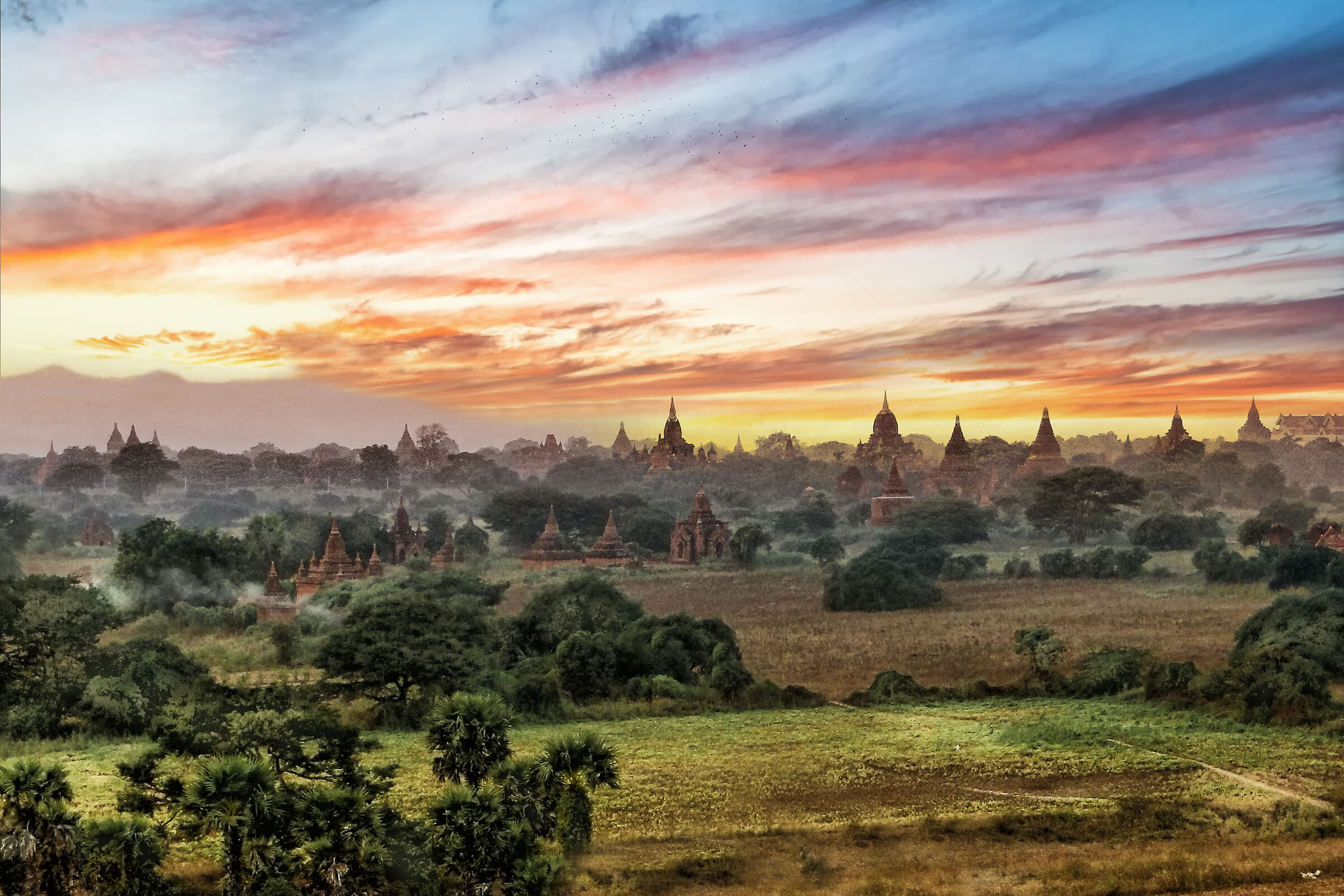 Bagan (Myanmar) La valle dei templi al tramonto...