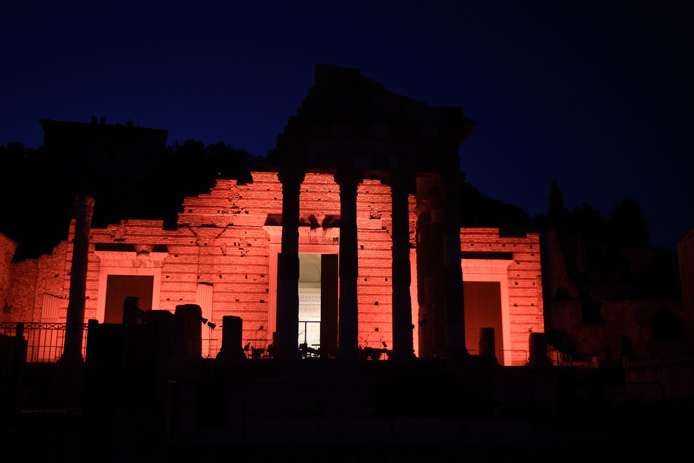 Capitolium (illuminato con luce rossastra) Brescia...