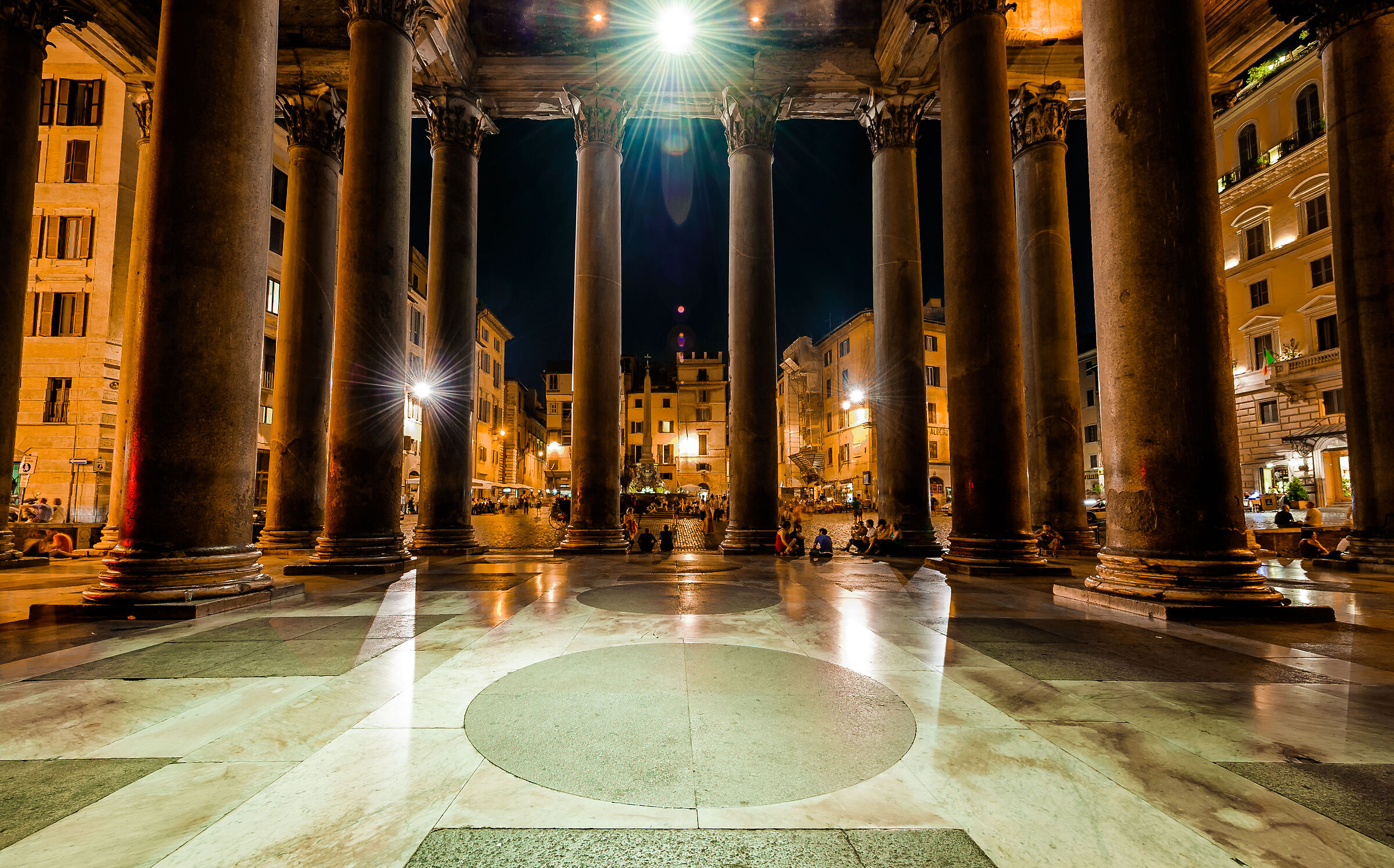 Roma-Dall'atrio del Pantheon su P.za della Rotonda...