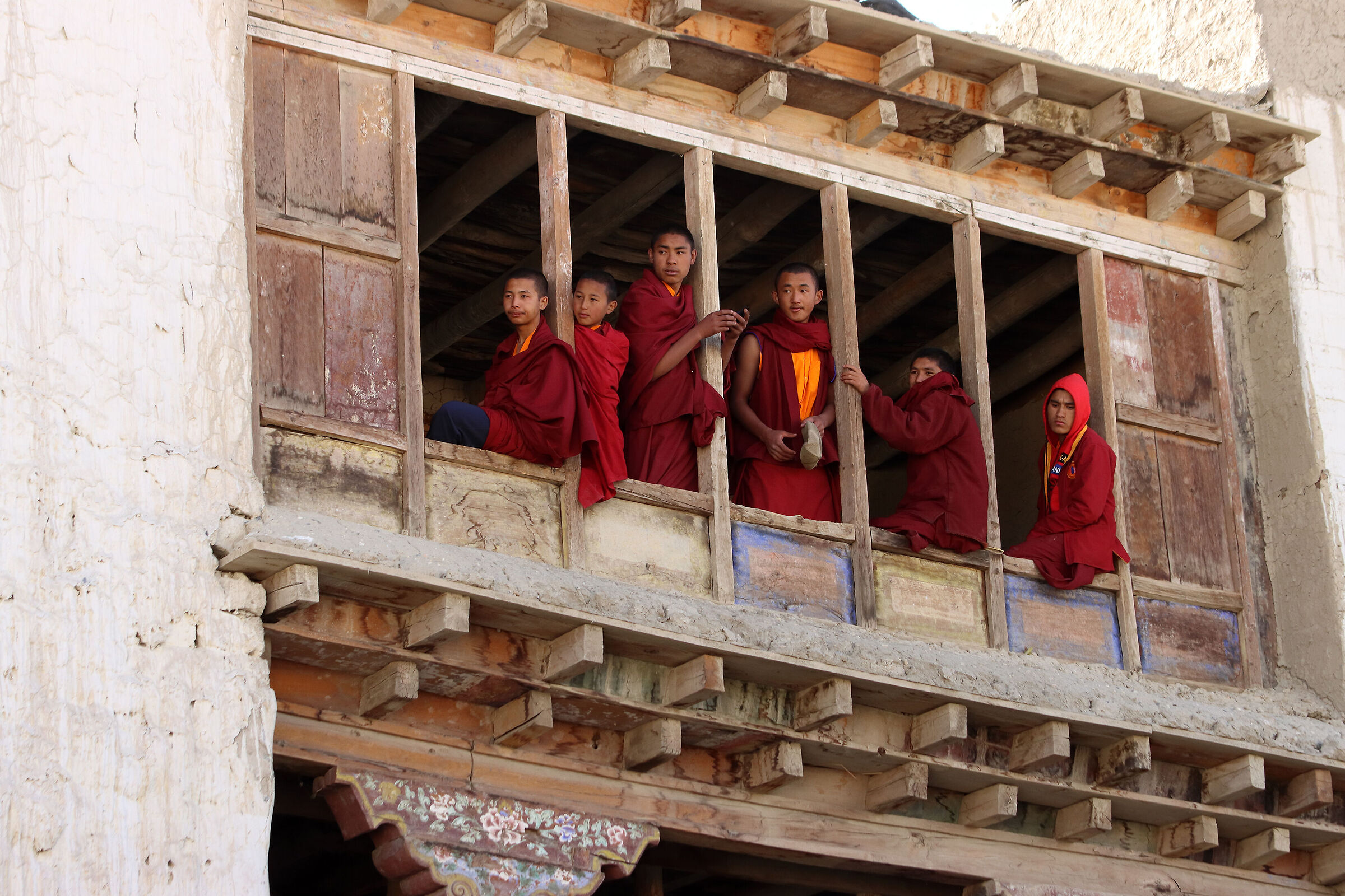spettatori monaci al festival spirituale...
