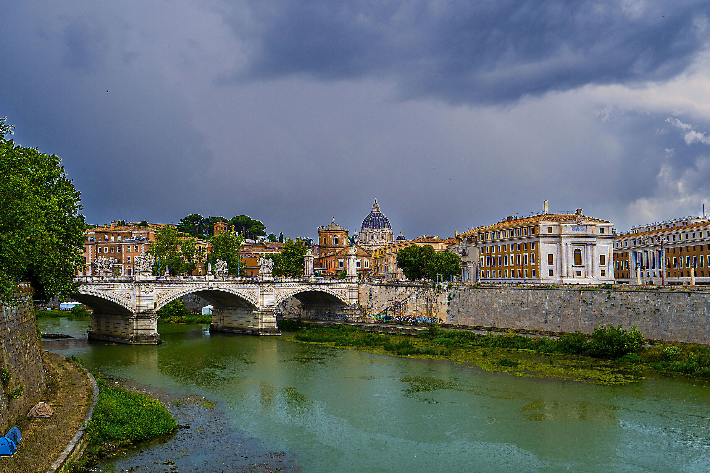 Thunderstorm coming on the Tiber...