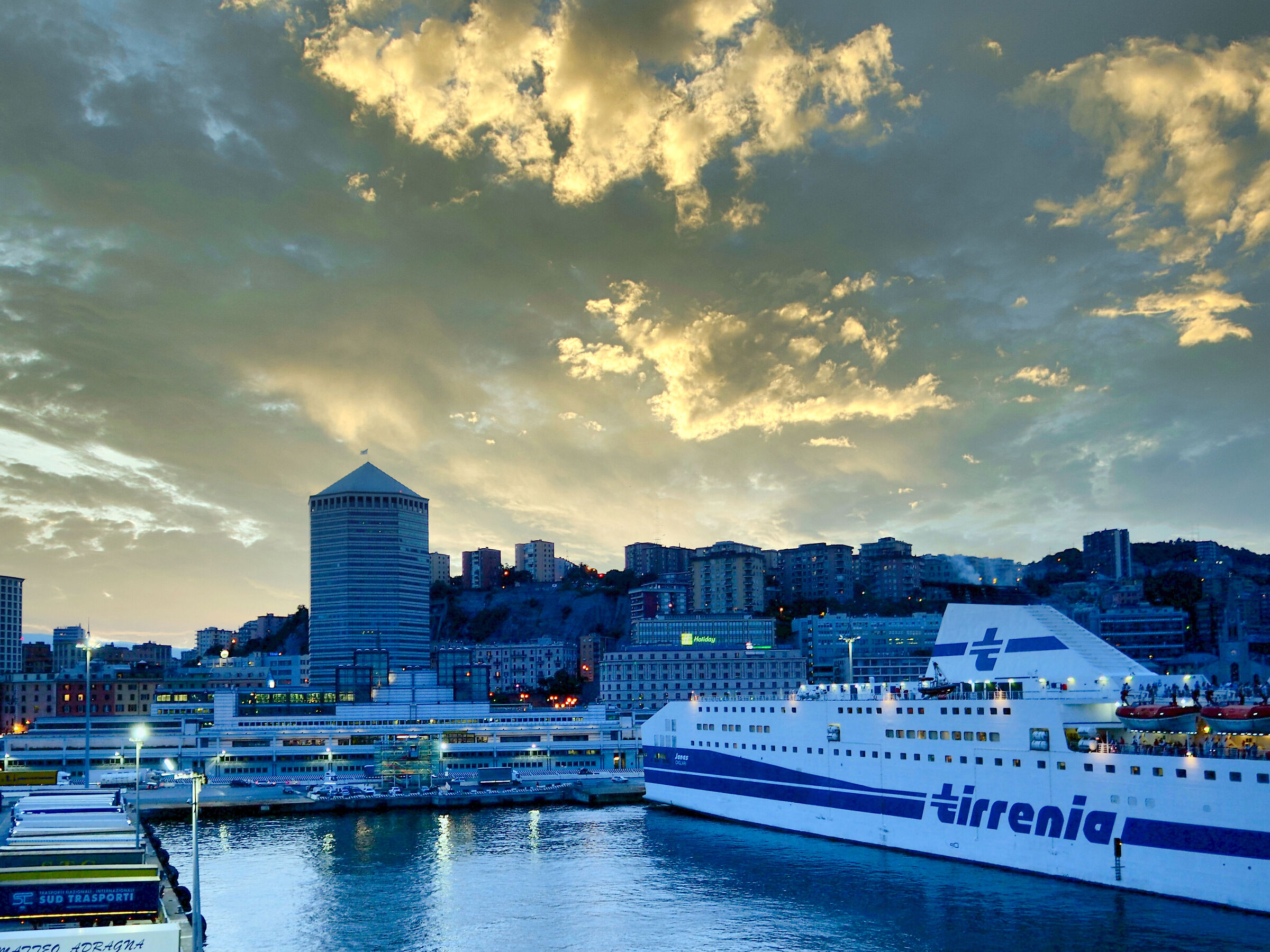 Ora blu al porto di Genova...