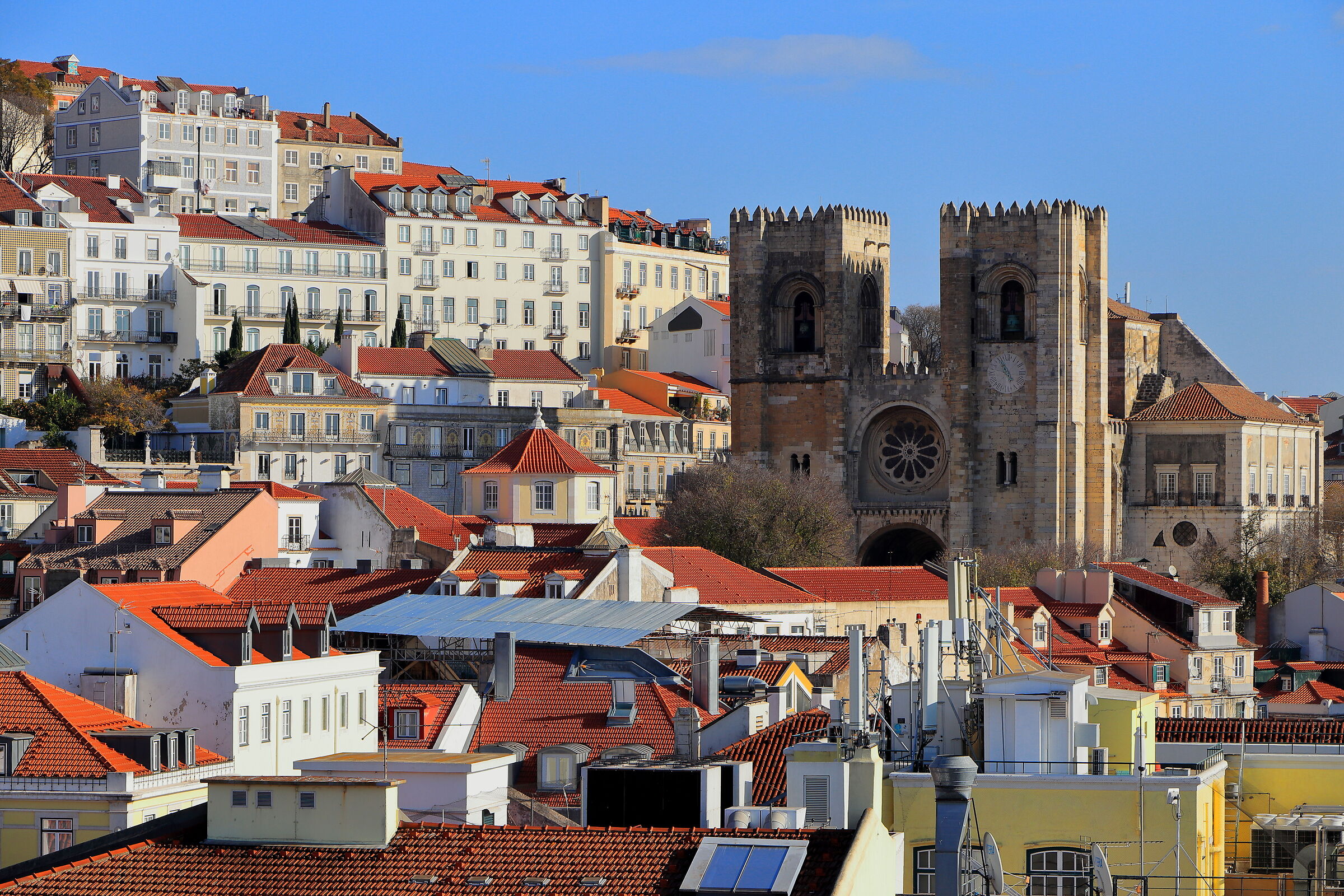 Sé de Lisboa and the roofs of the Alfada...