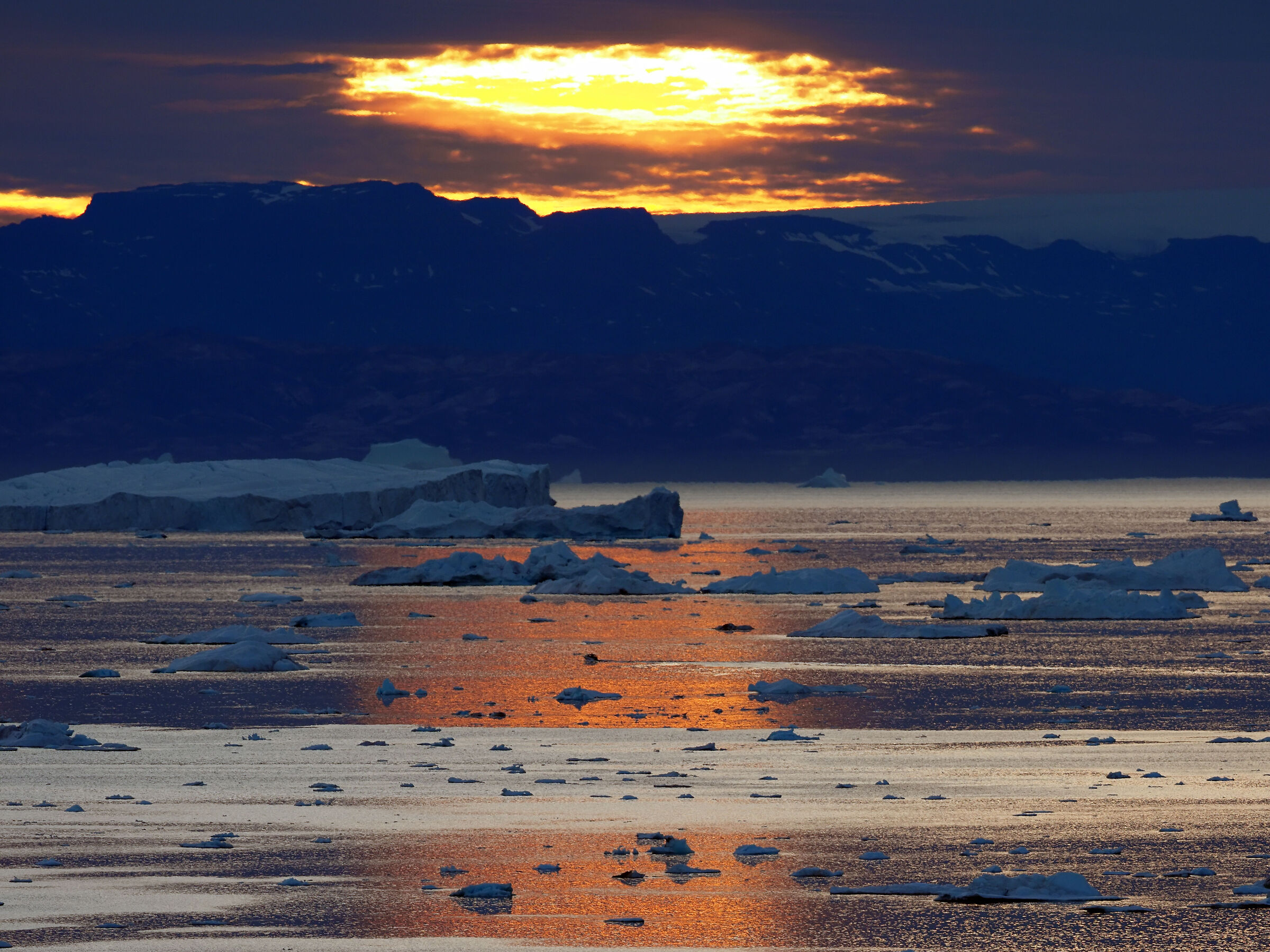 Ilulissat: summer sunset...