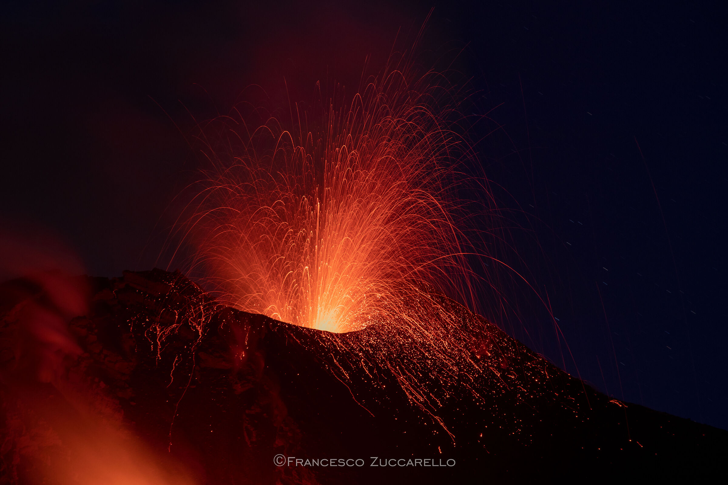 Close-up dell'attività stromboliana all'Etna....