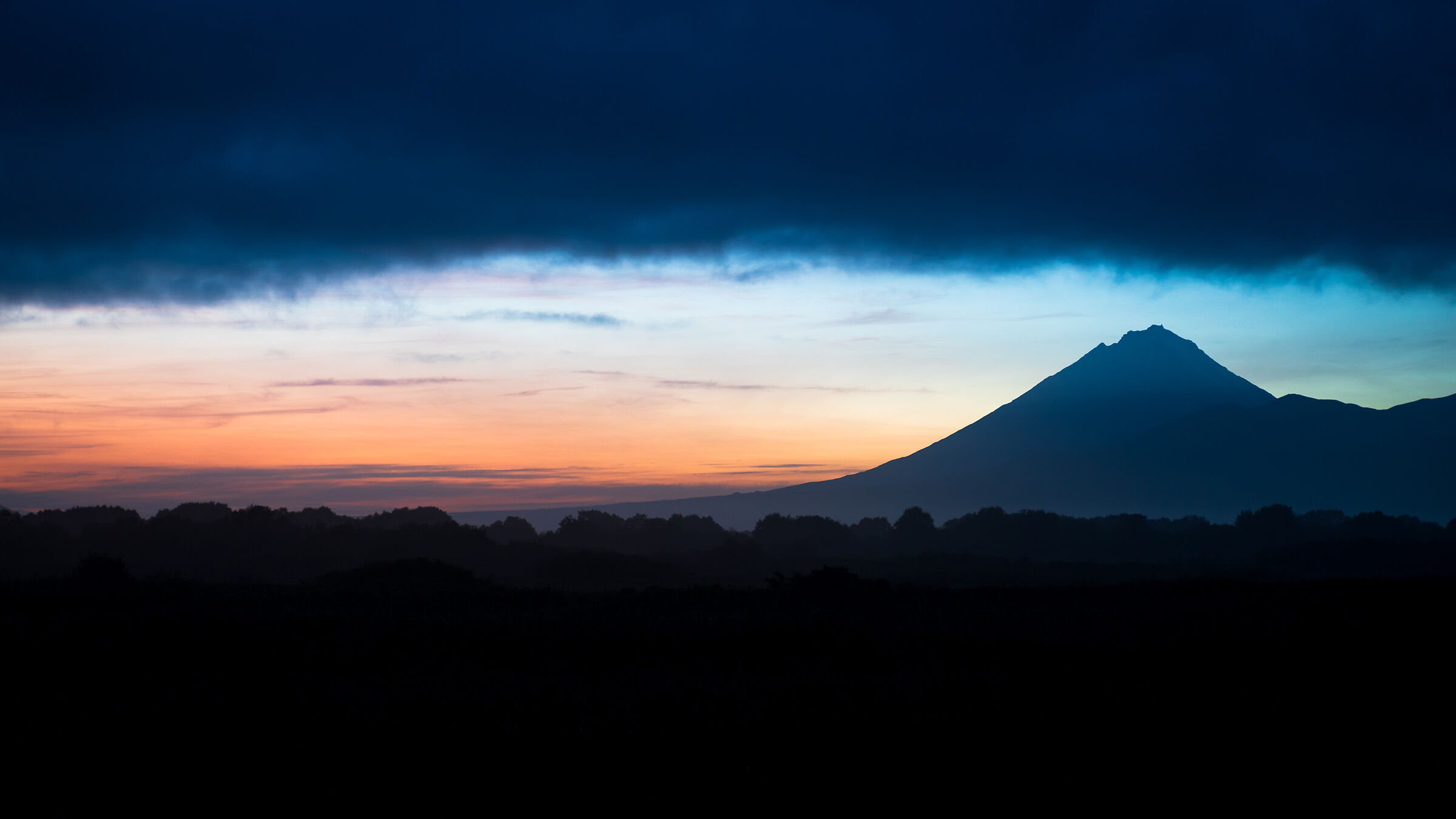 Colori del tramonto. Vulcano. Kamchatka....