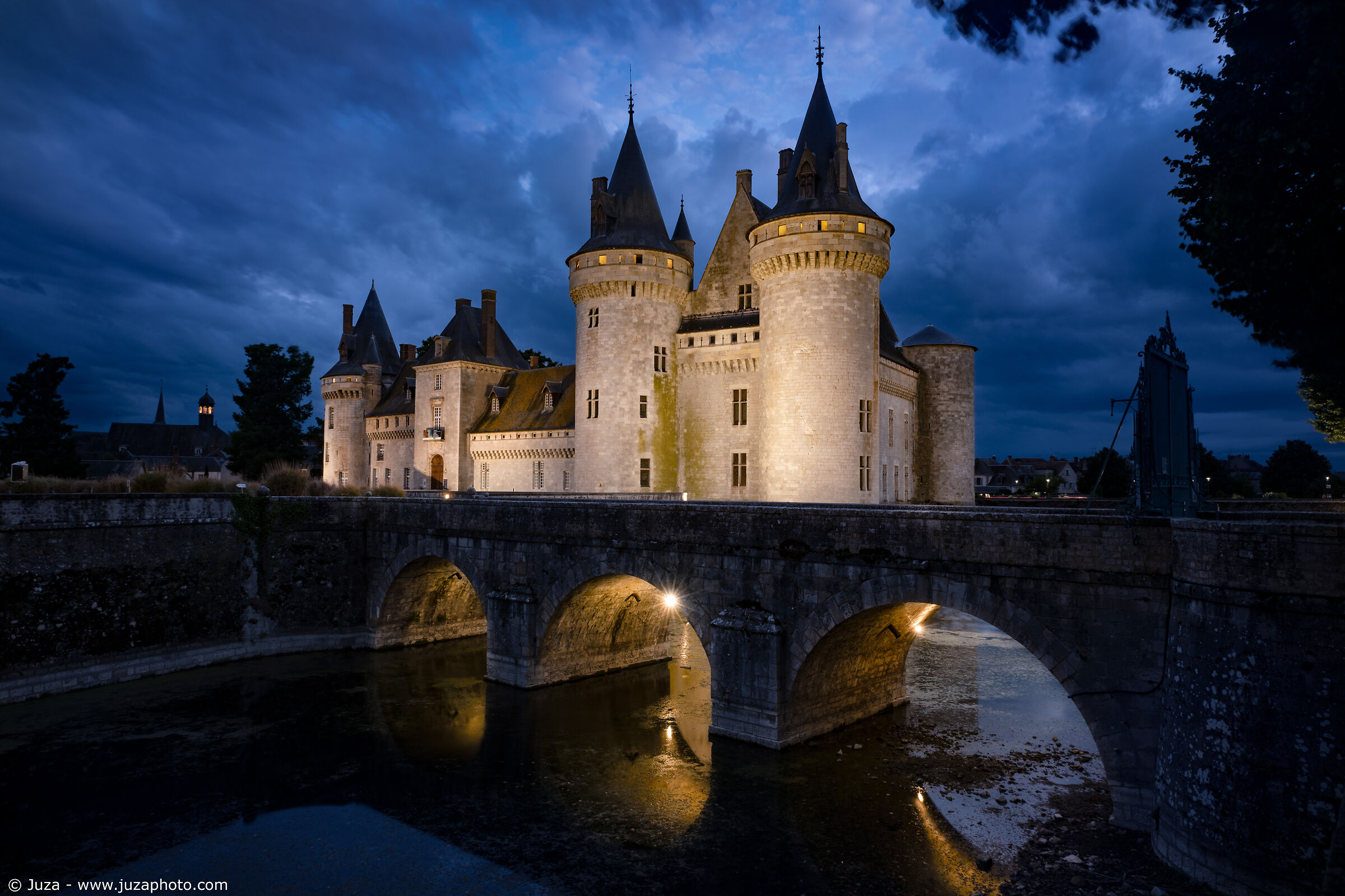 The Château de Sully-sur-Loire and its bridge...