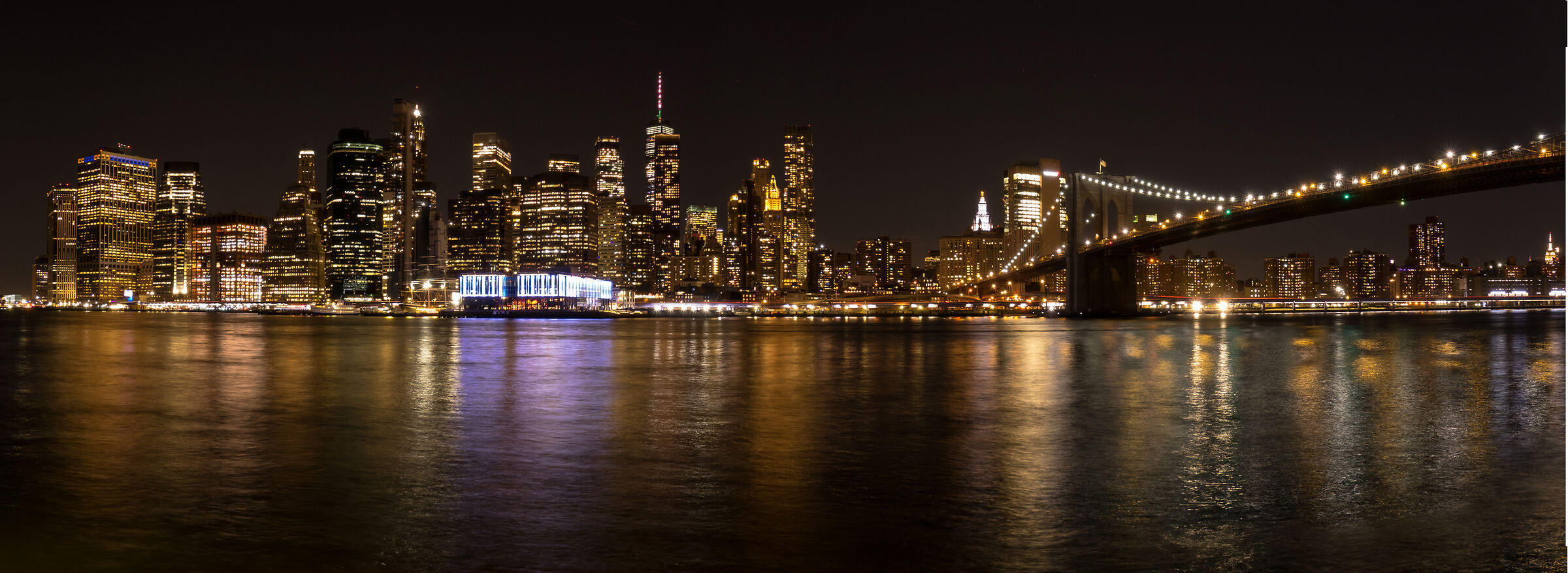 Panoramica notturna di Manhattan...