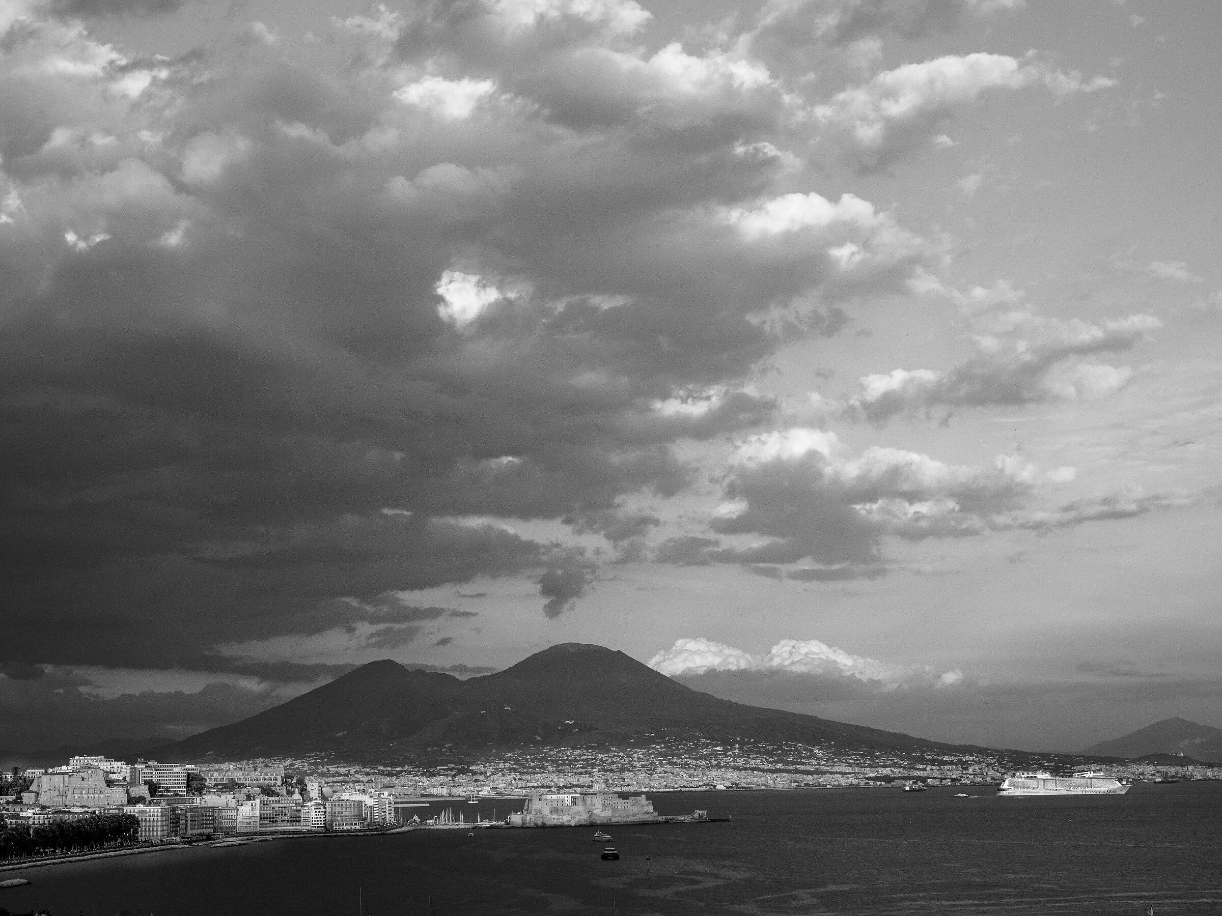 Napoli - Eterna lotta: sereno vs nuvoloso......