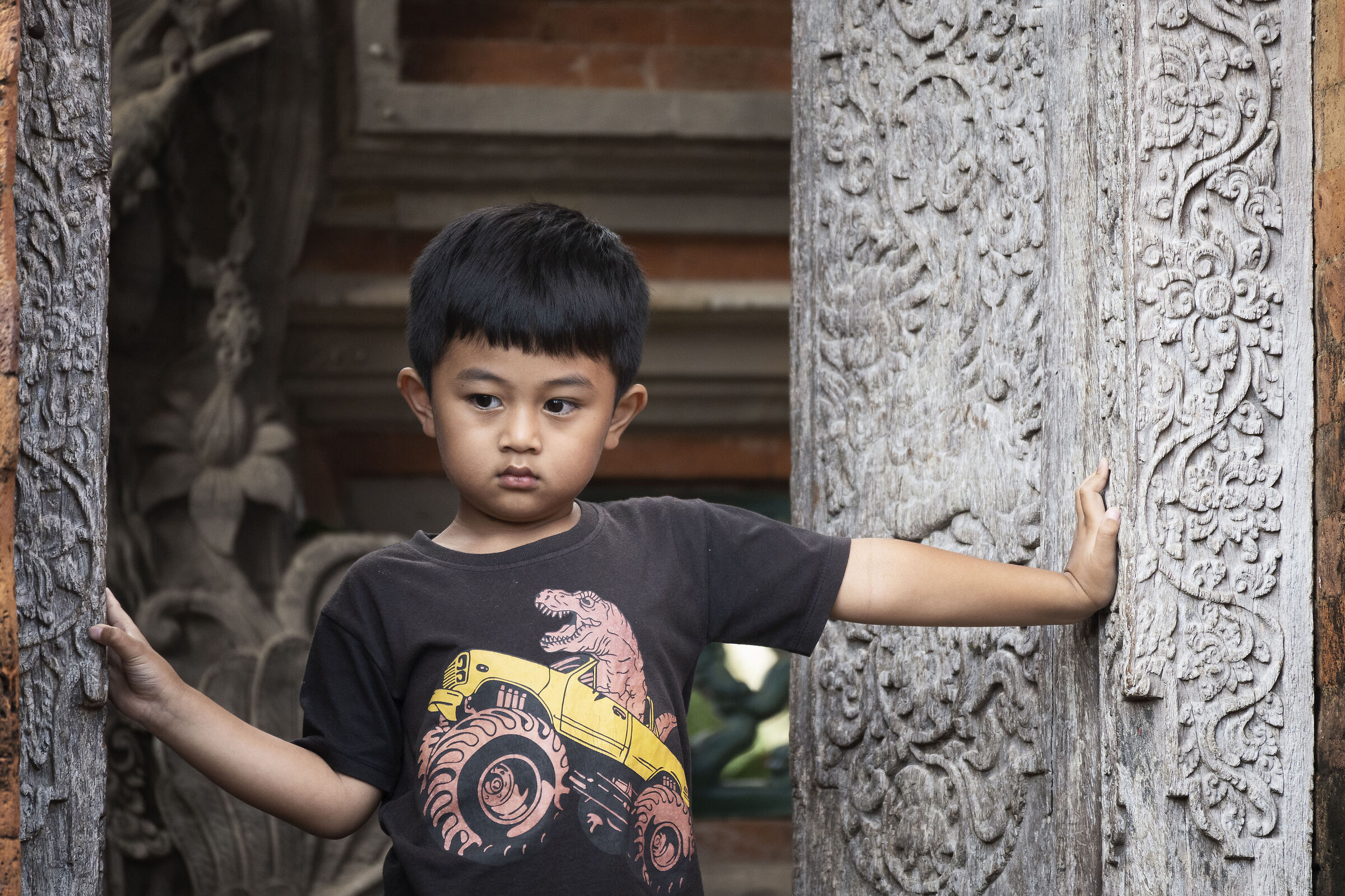 Bambino al palazzo di Ubud. Indonesia...
