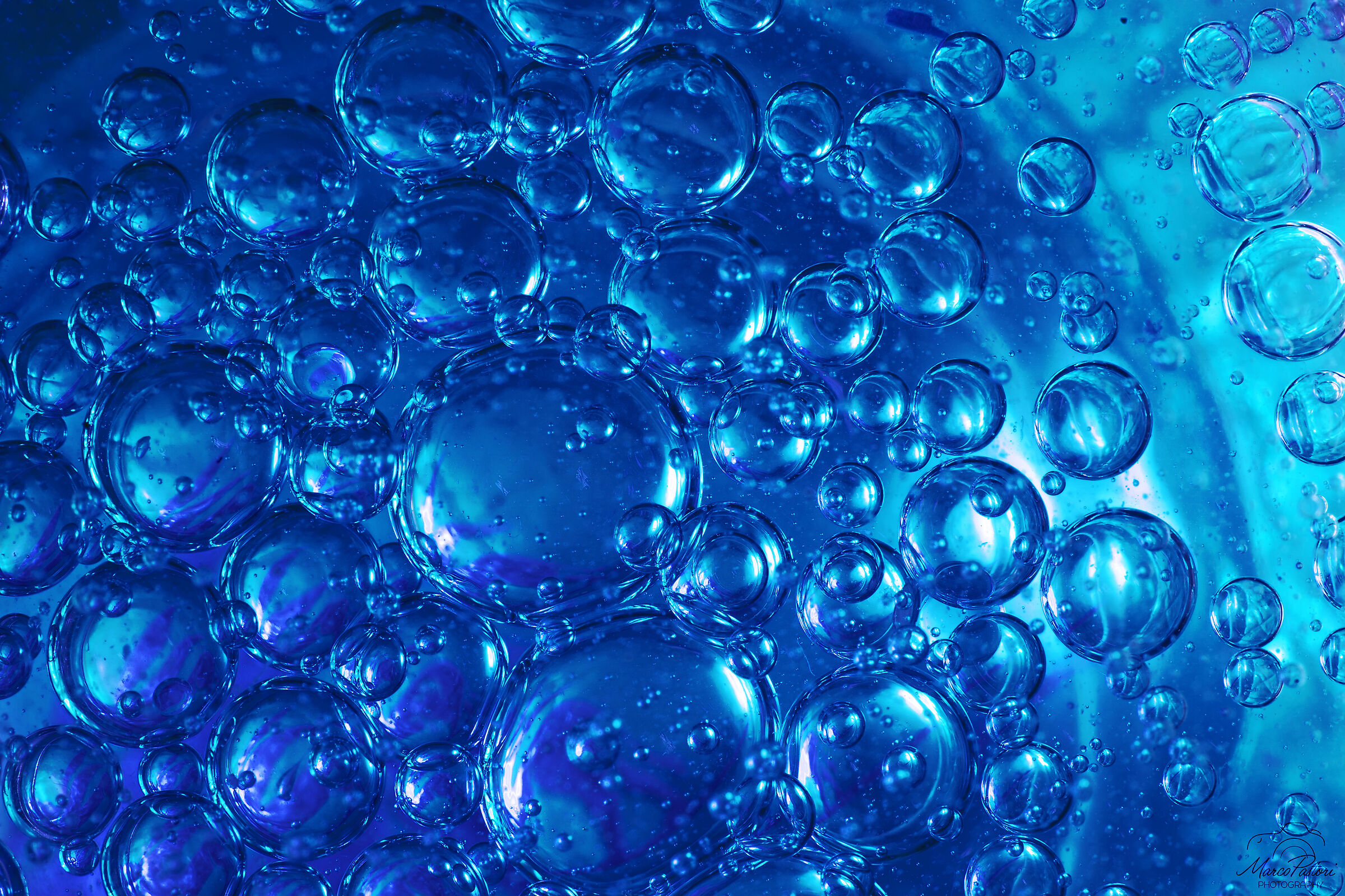 Blue the thousand bubbles blue...