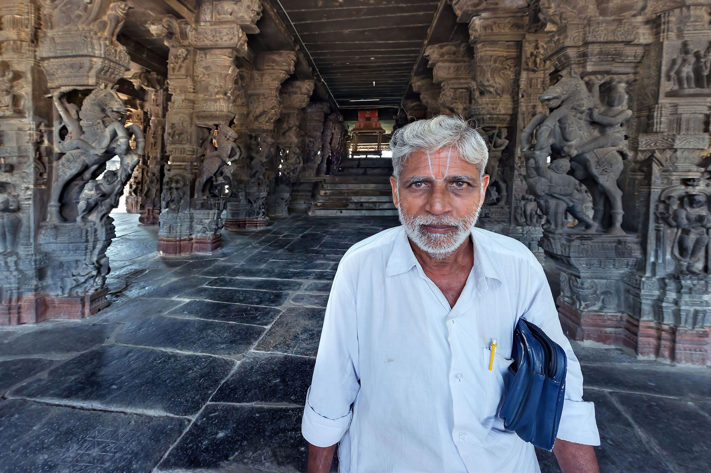 sacerdote Hindu nel Varadaraja temple...