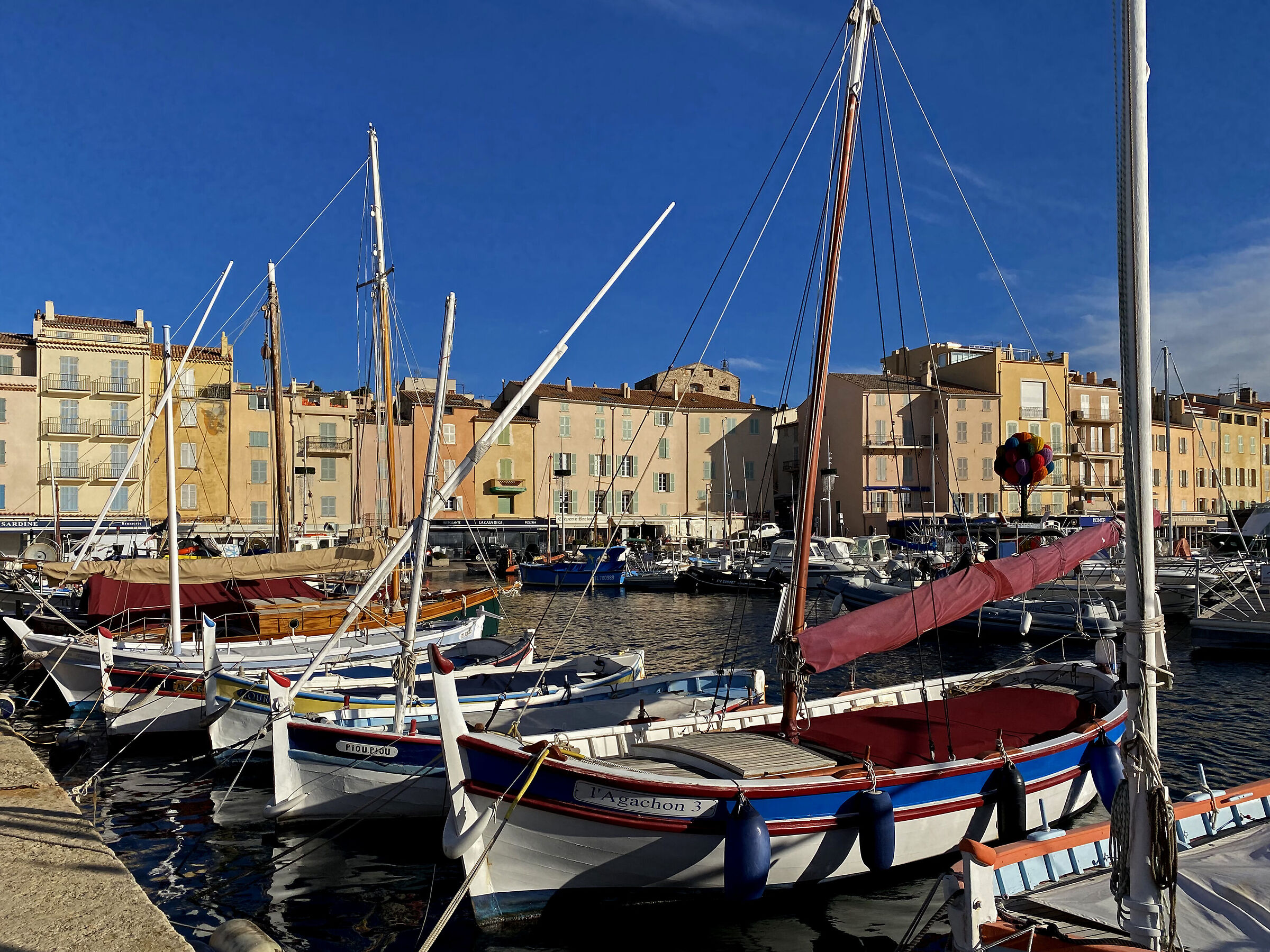 Barche dei pescatori nel porto vecchio di Saint-Tropez...