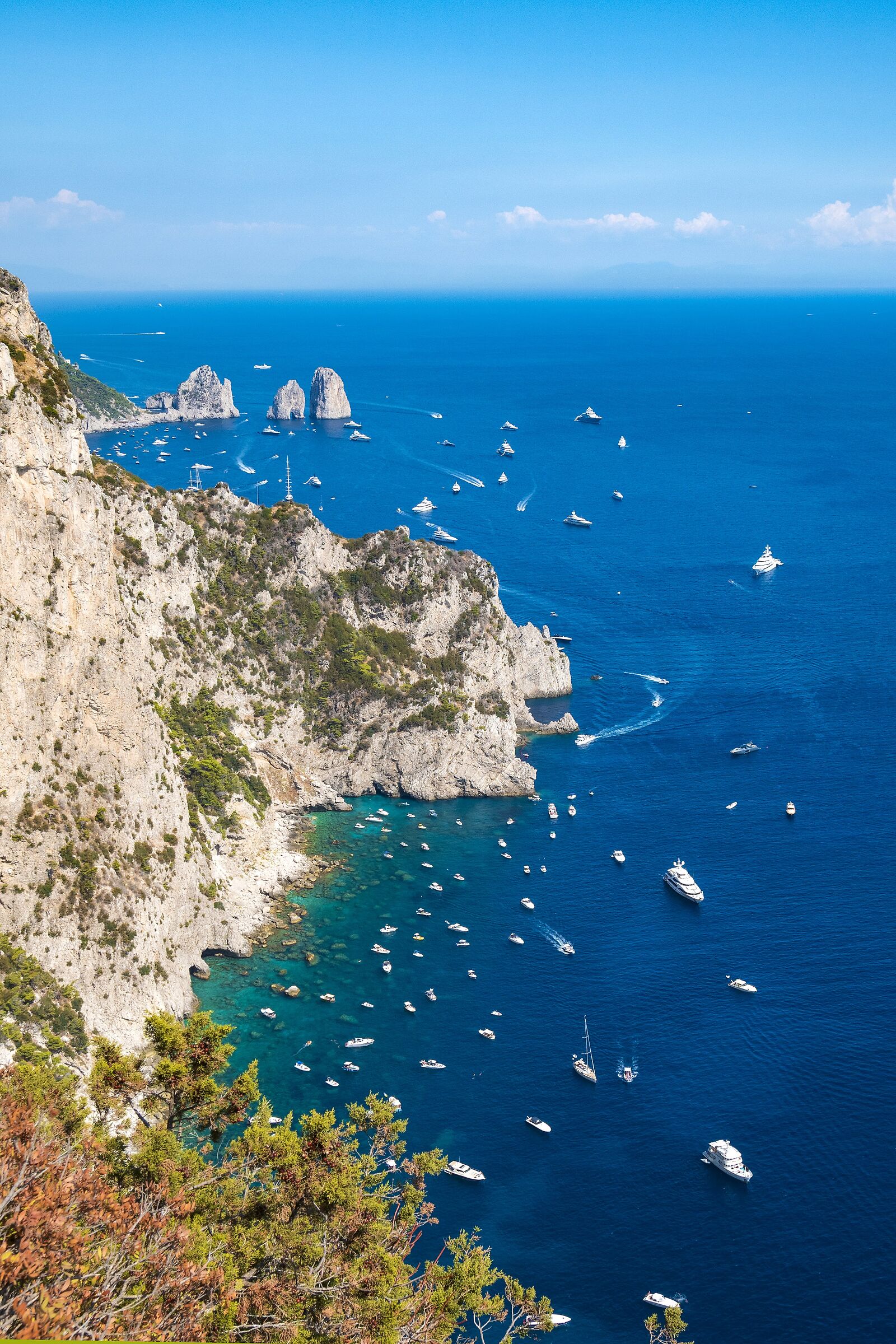 Imbarcazioni ai faraglioni di Capri...