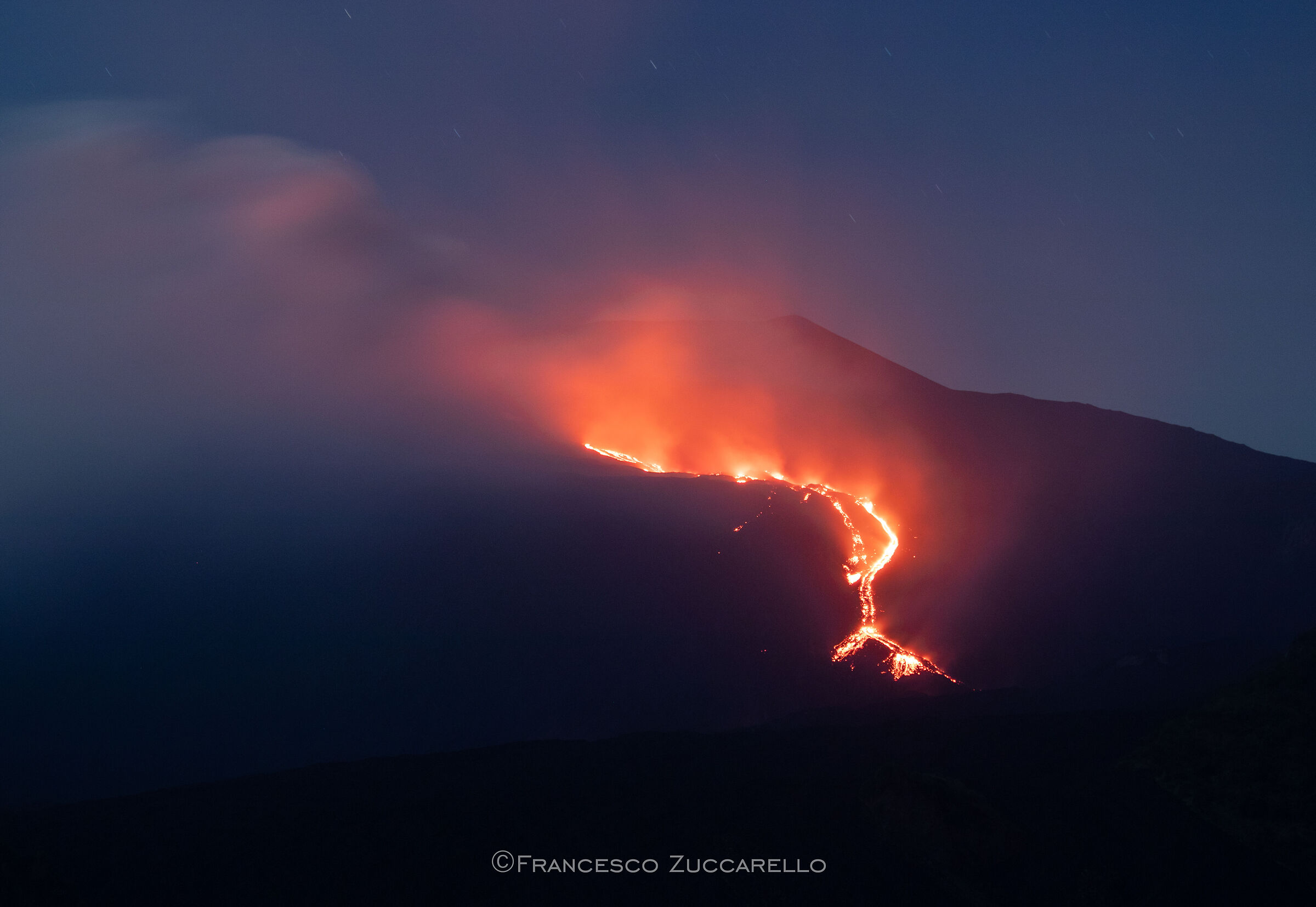 Vivere vicino a un vulcano attivo (Etna, maggio 2022)...