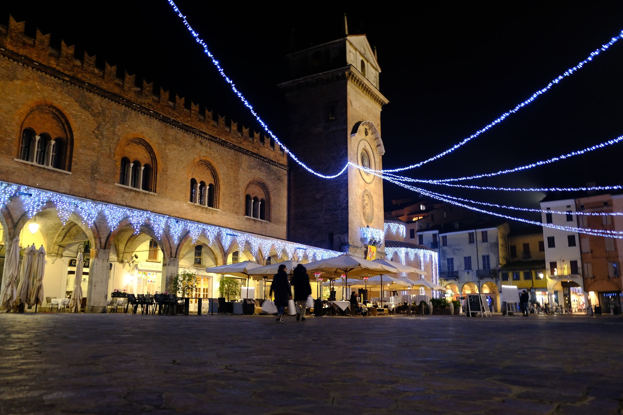 Shopping pre Natalizio in Piazza delle Erbe a Mantova...