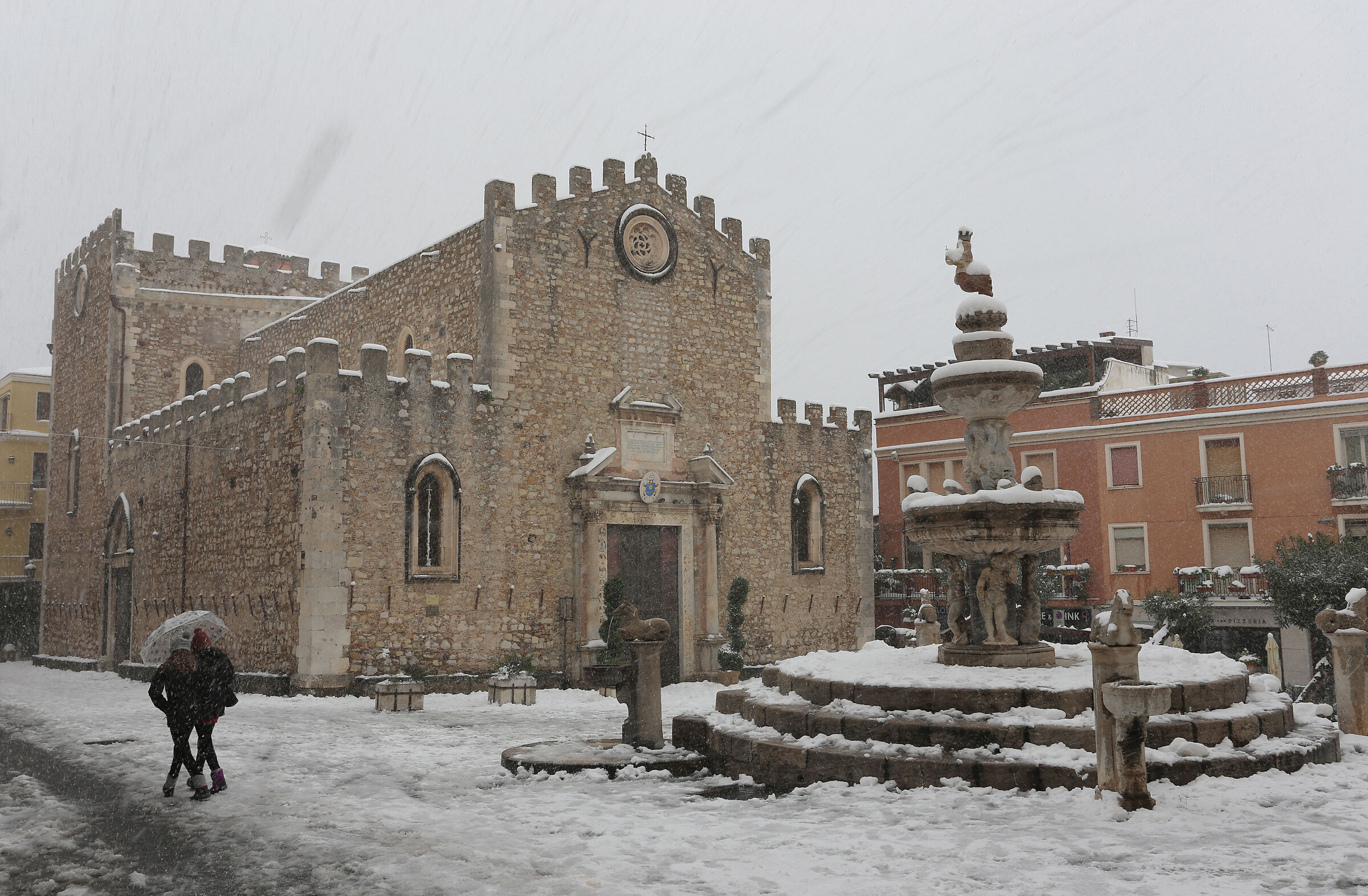 Taormina: Piazza Duomo, sotto la neve...