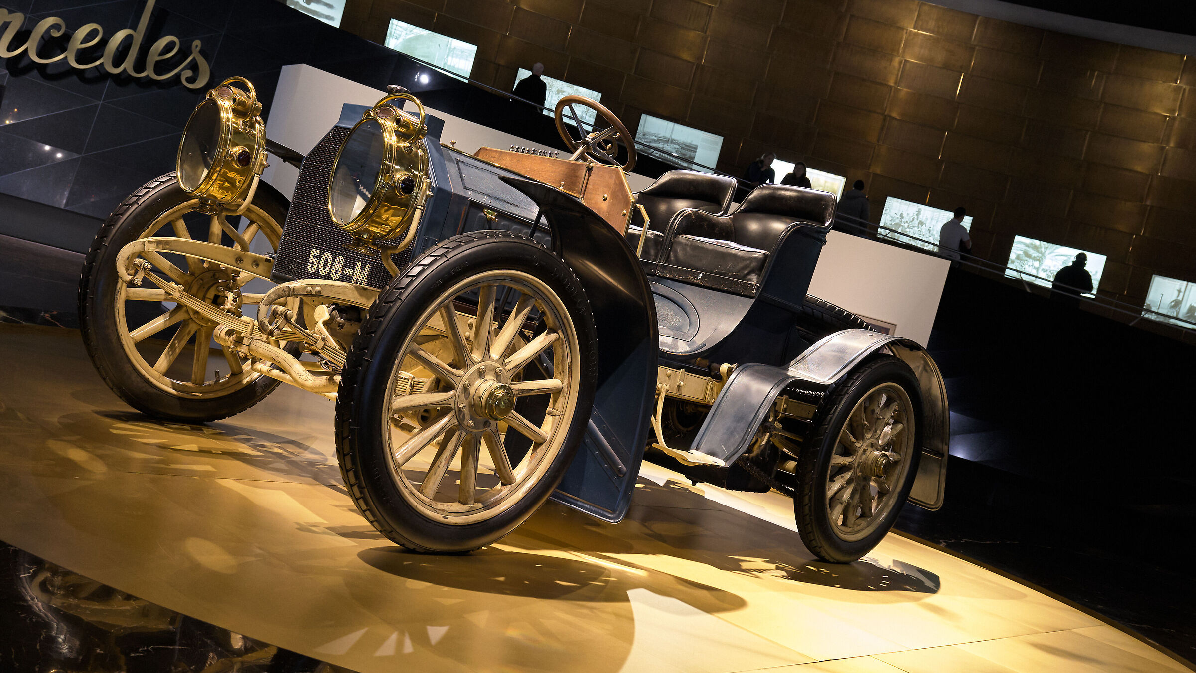 Mercedes Museum 1...