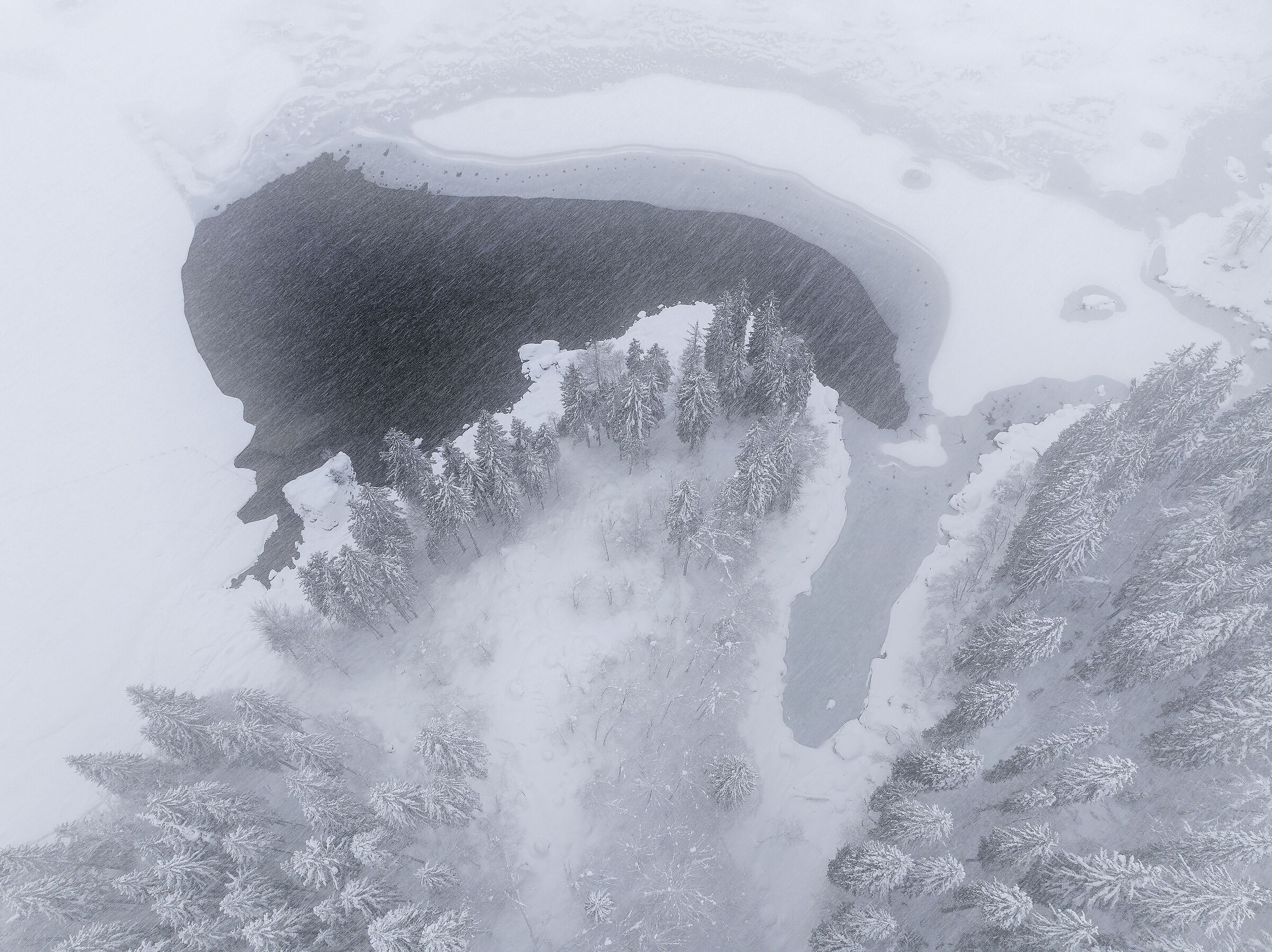 Lago di Fusine durante una tempesta di neve...