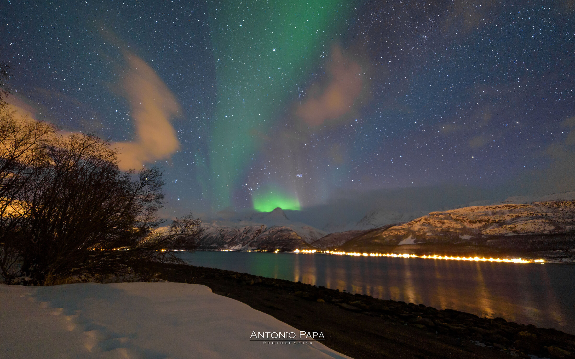 Aurora Boreale su fiordo Norvegese...