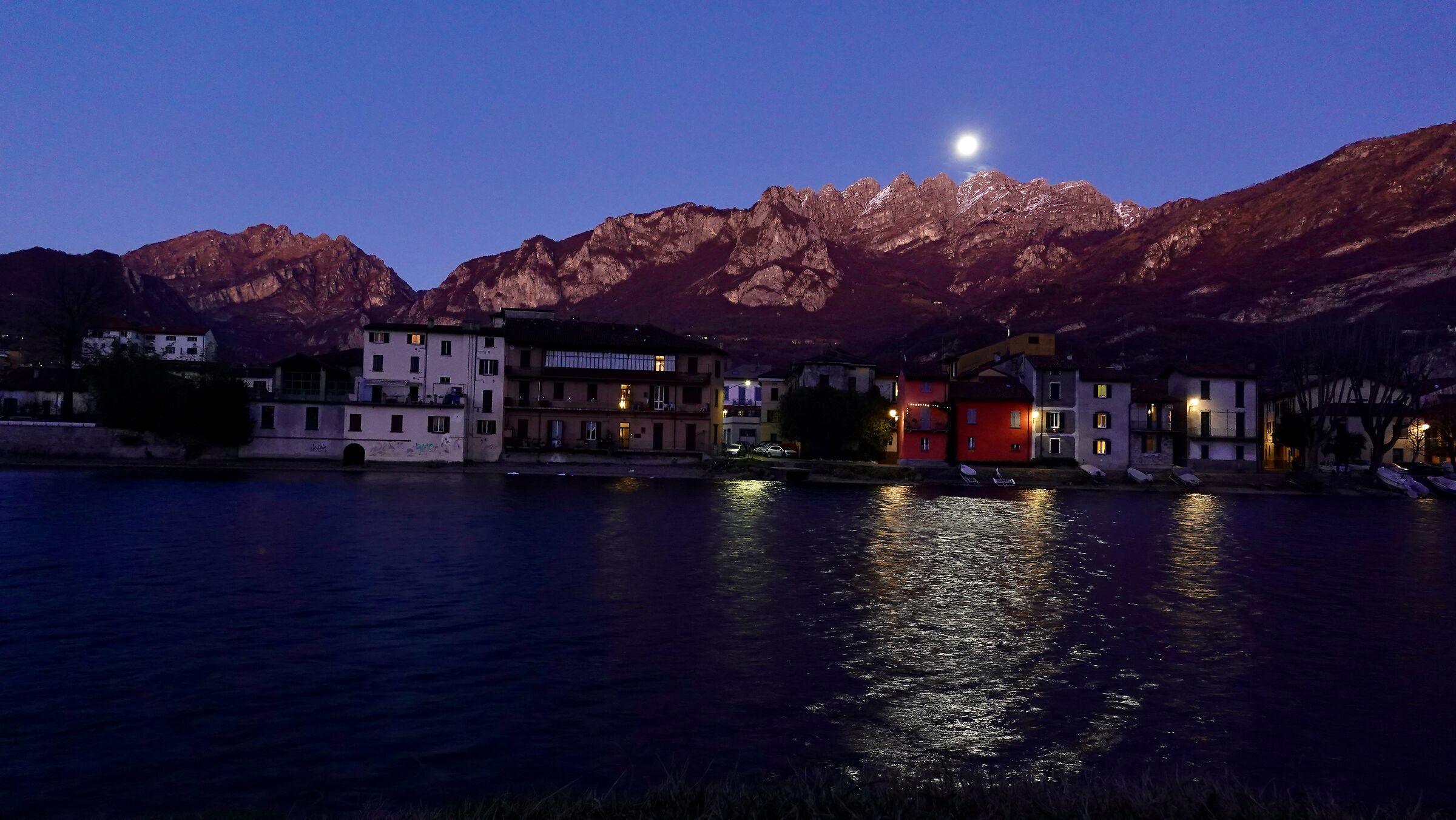 Pescarenico, the moon rises behind Resegone 2...