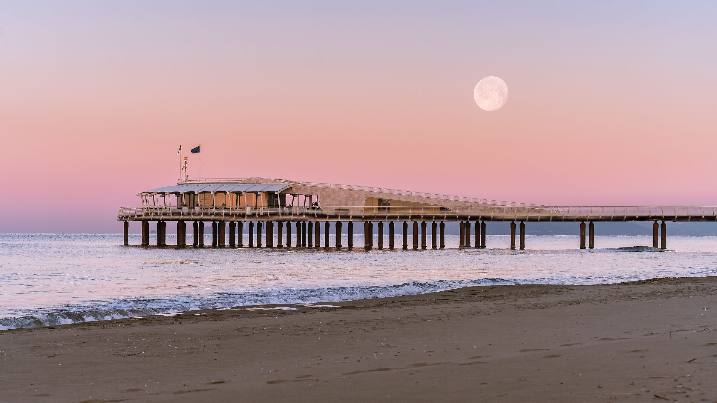 The moon on the pier ...