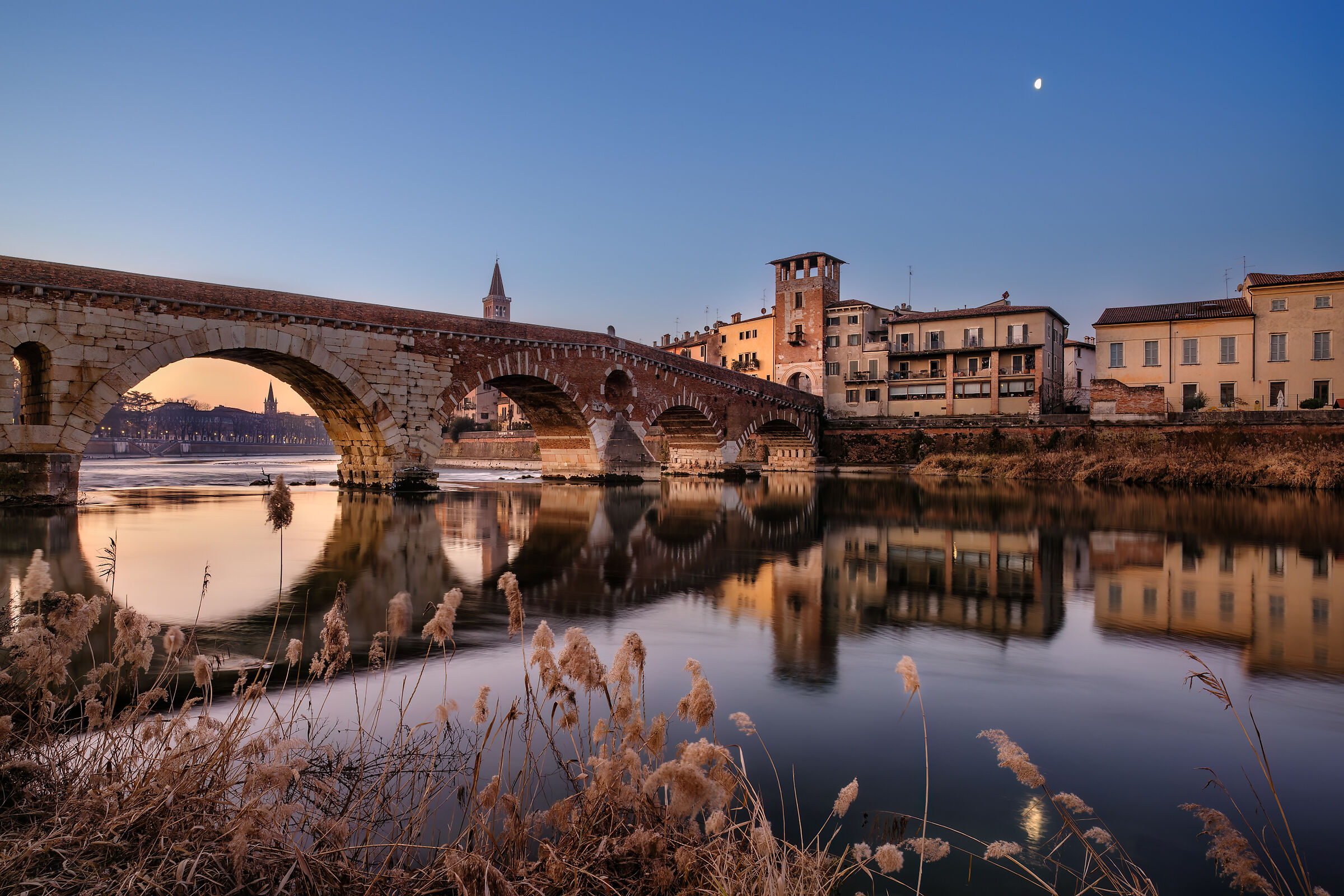 Verona Ponte Pietra poco dopo l'alba...