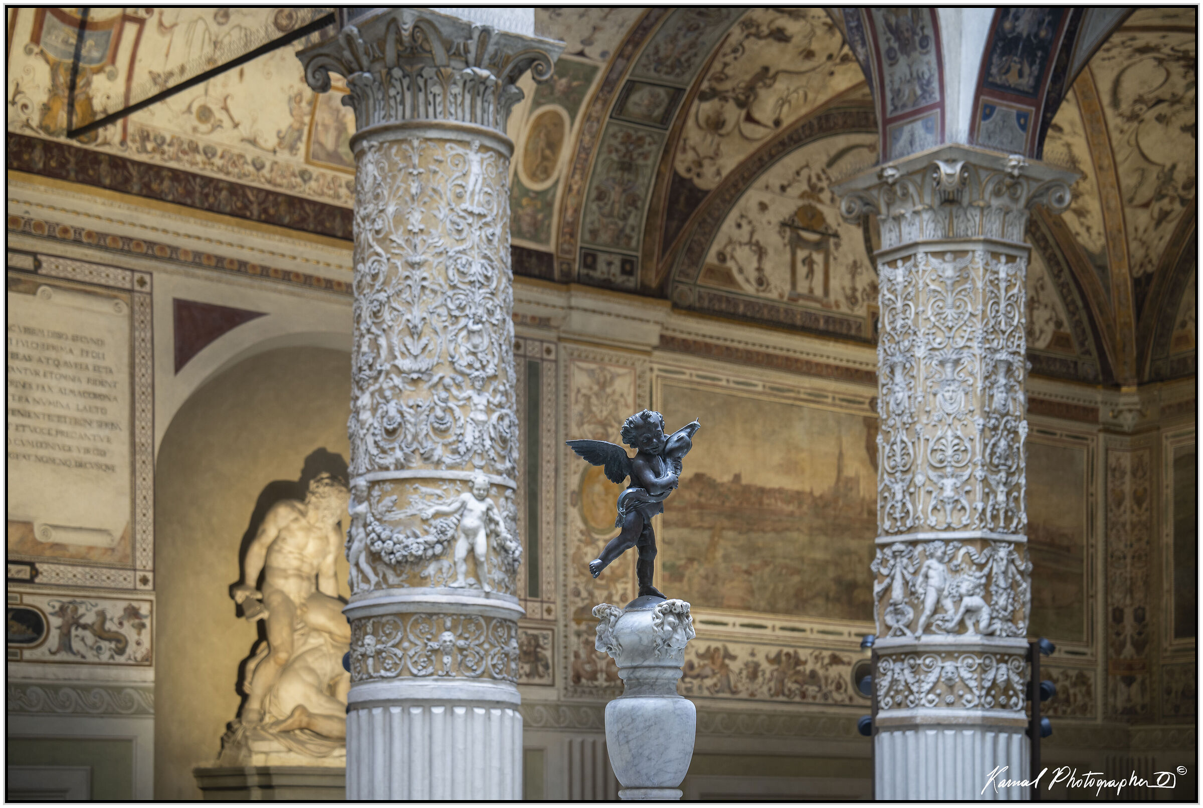 Fontana e colonne nel primo cortile di Palazzo Vecchio,...