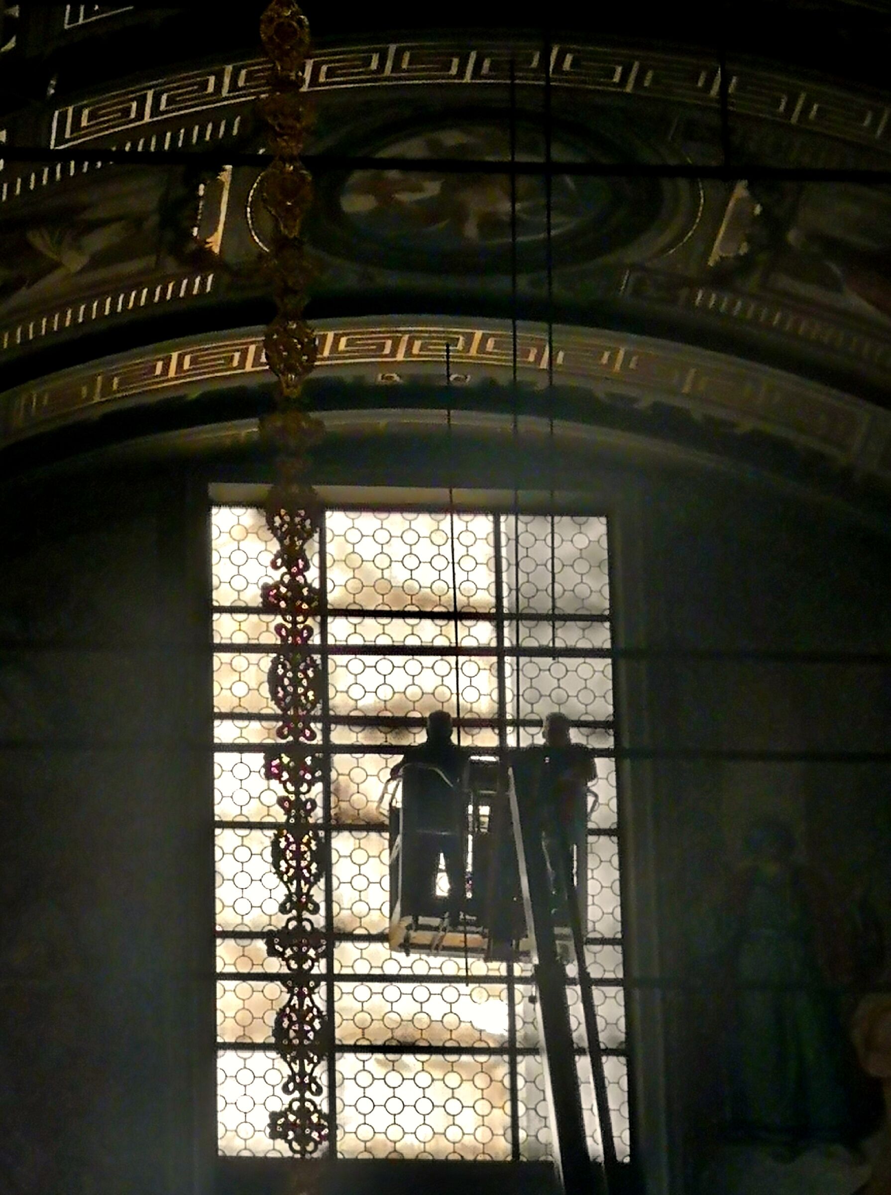 Madonna di Caravaggio: restauro della vetrata...