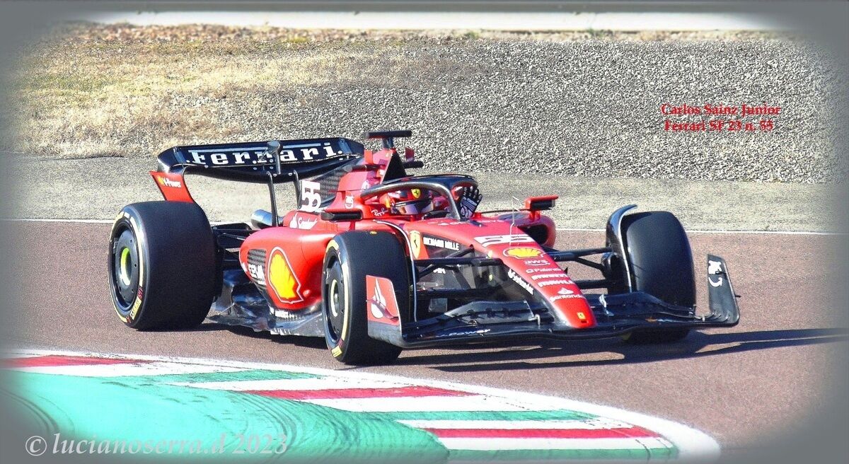 Carlos Sainz Jr. alla guida della Ferrari SF 23 n. 55...