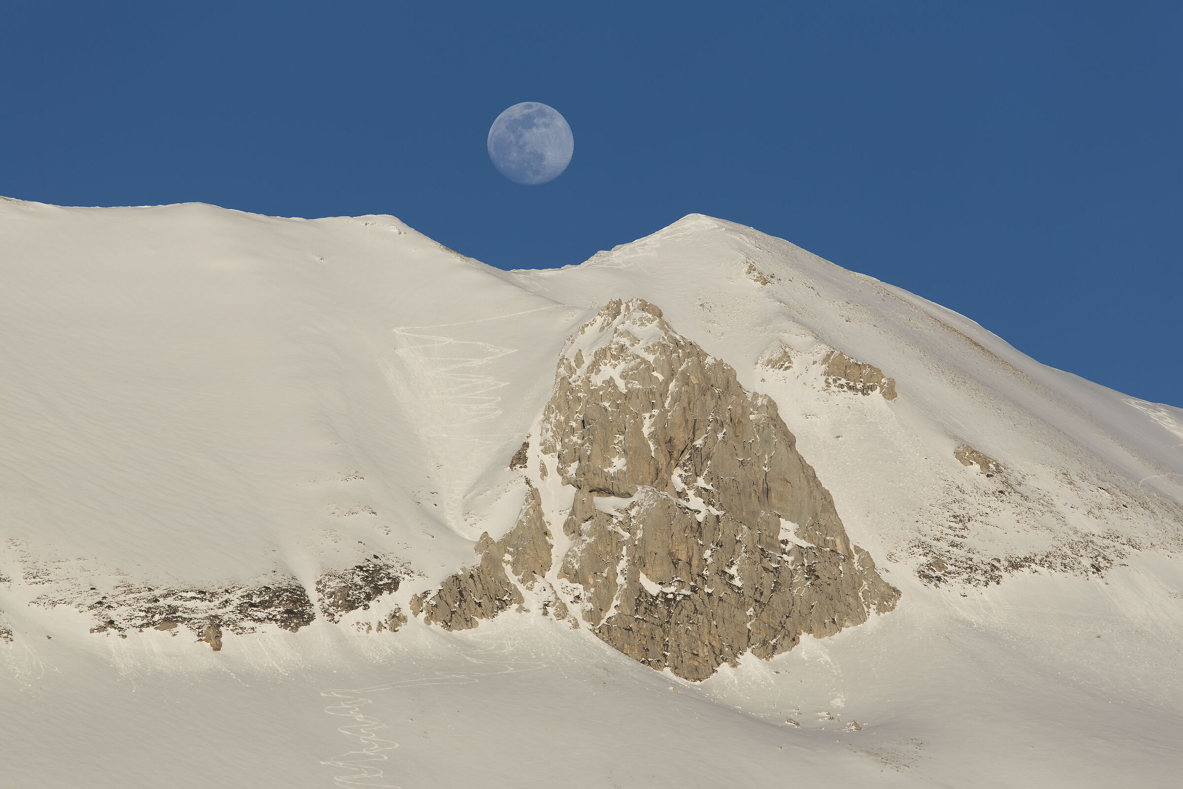 Cima del Redentore (Monte Vettore) and the Moon ...