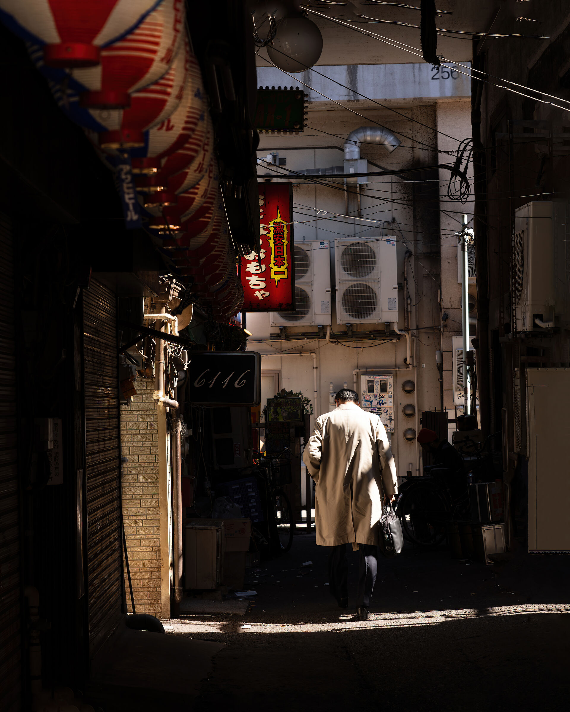 Games of light and shadow in the streets of Tokyo...