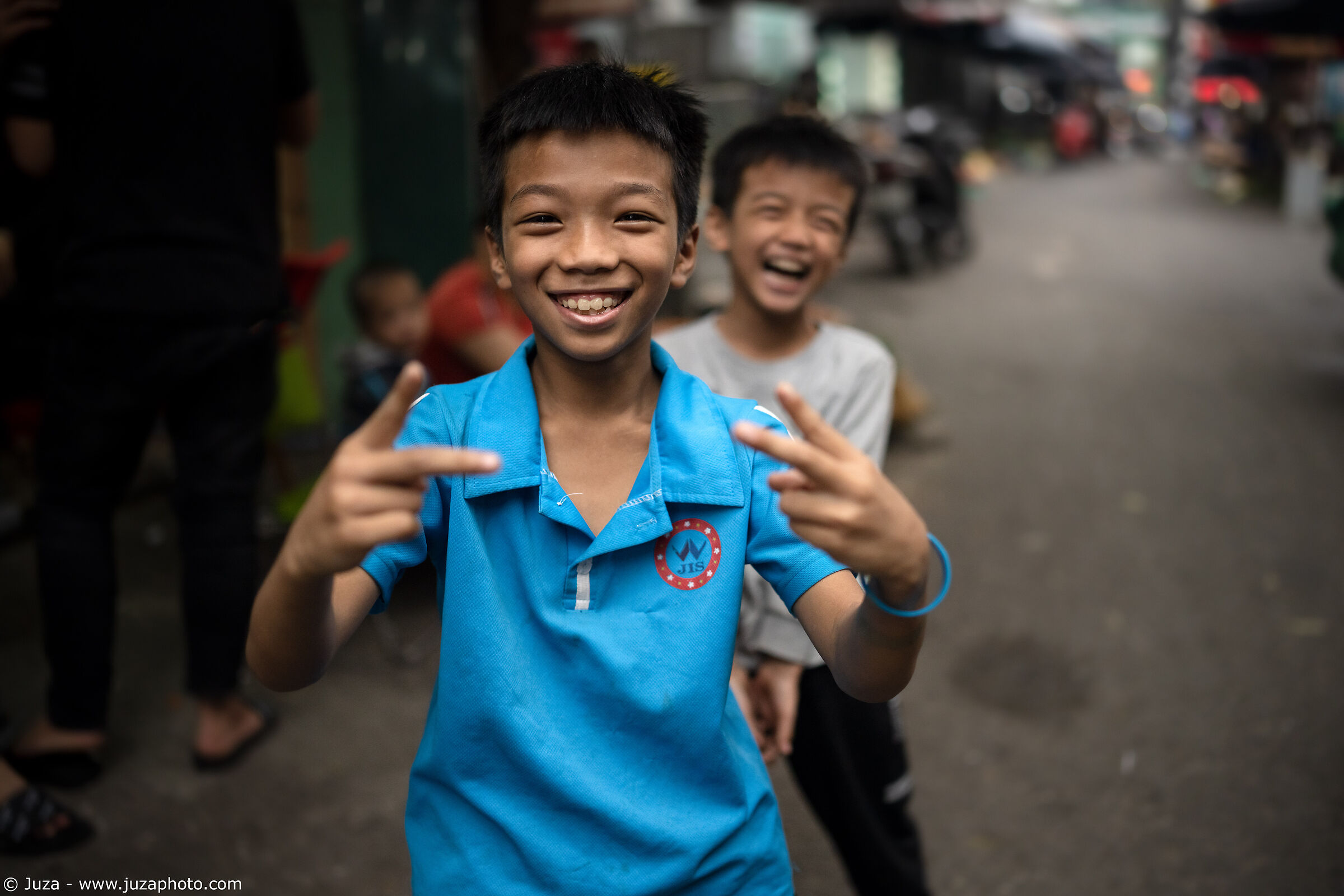 Bambini per le strade di Hanoi...