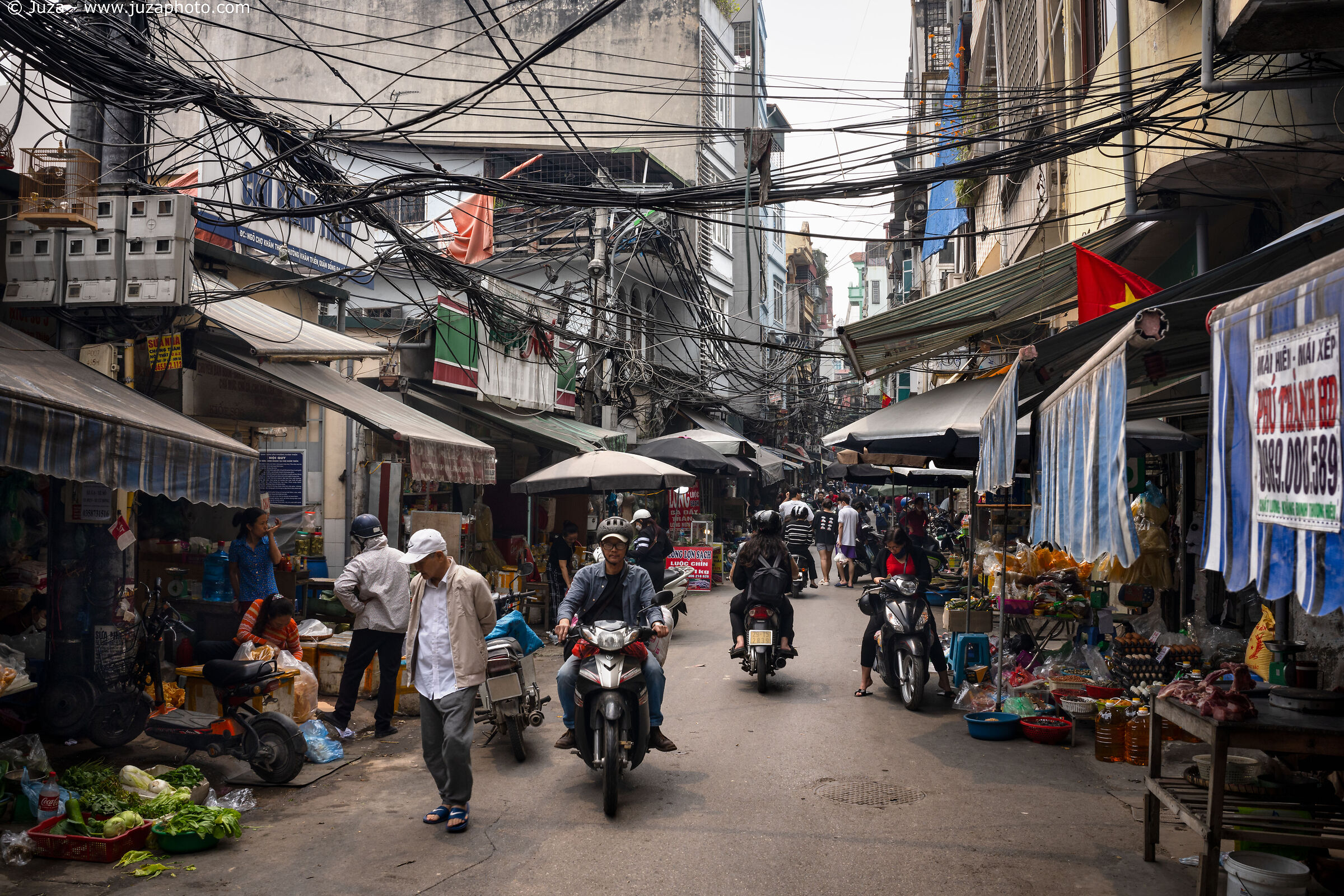 Il groviglio di cavi tra le vie, Hanoi...