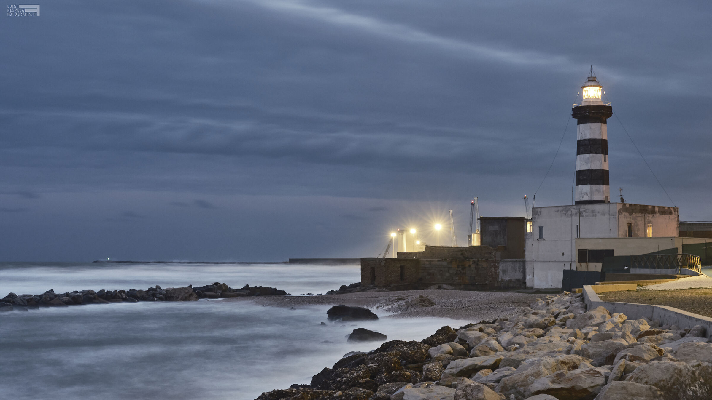 Ortona lighthouse / CH at night...