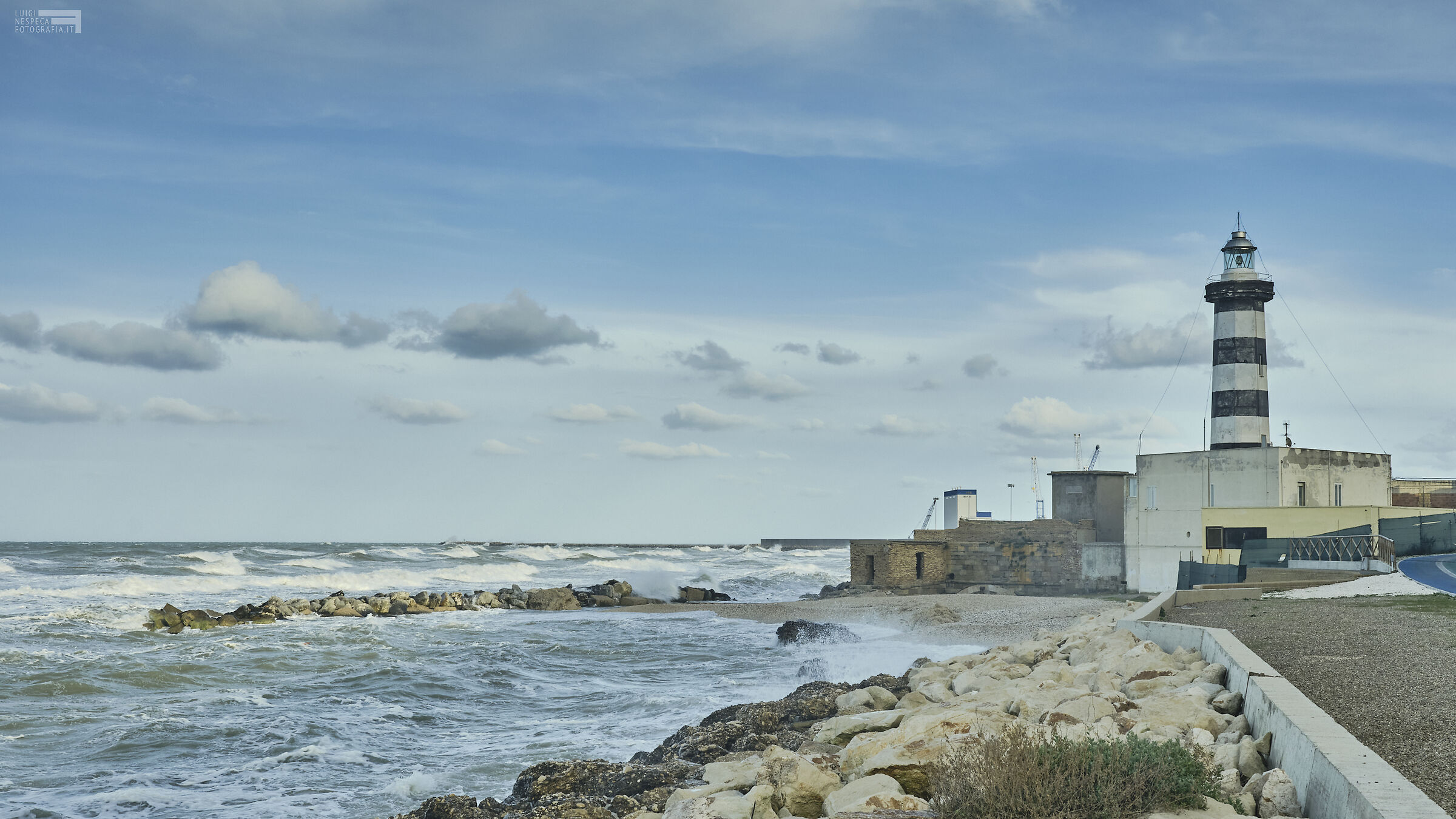 Ortona Lighthouse / CH with rough seas...