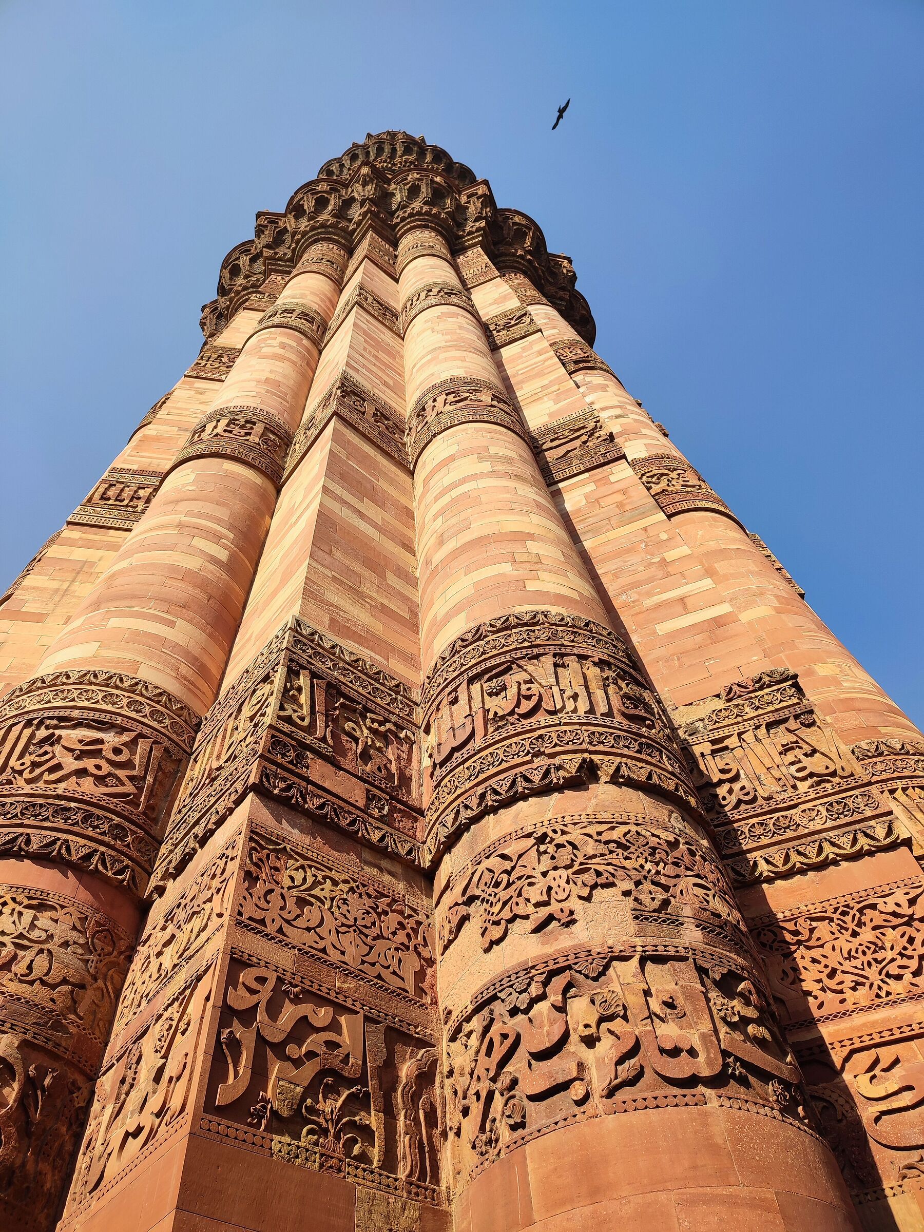 Qutb Minar #2. Le sue iscrizioni in arabo...