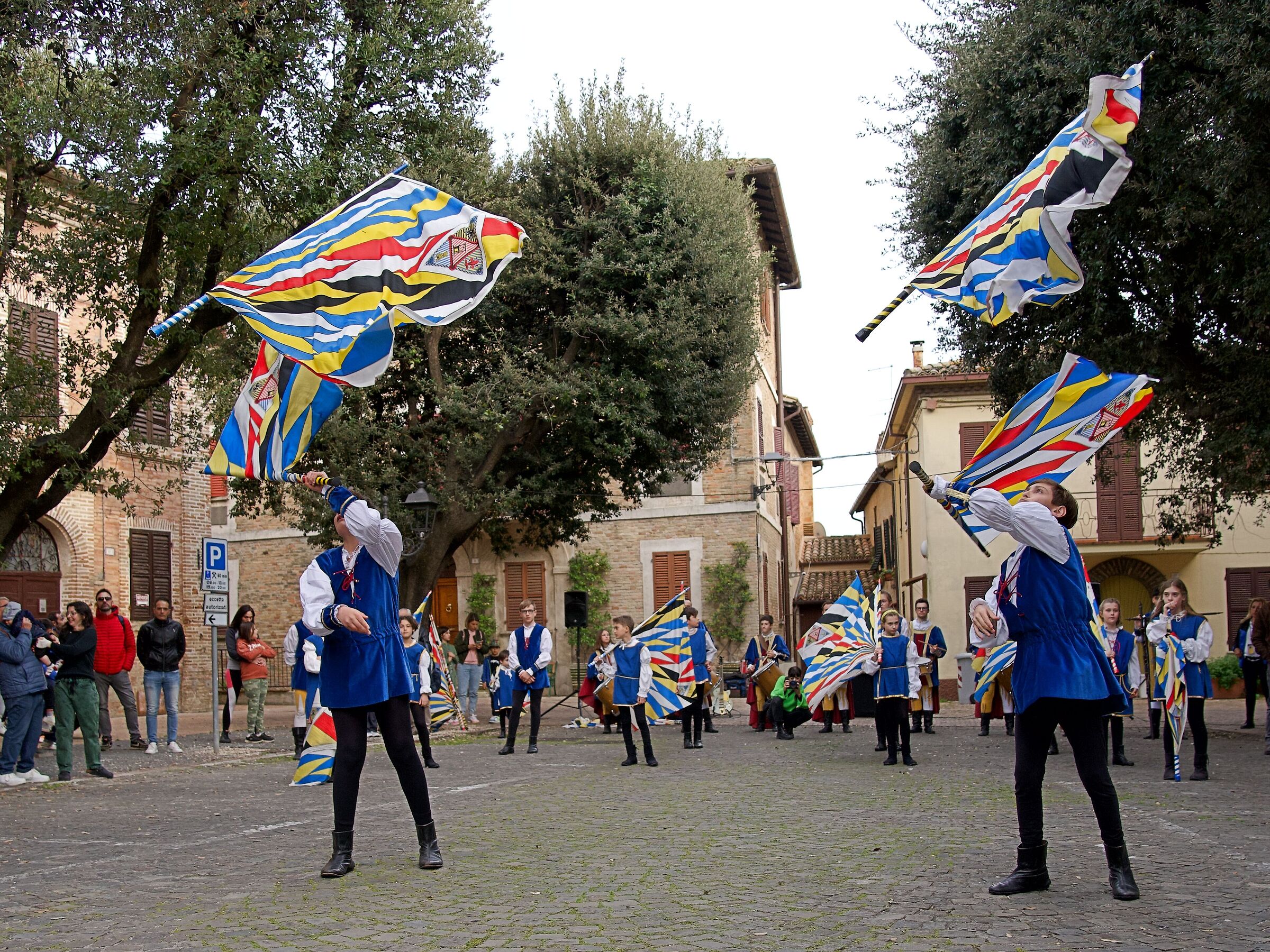 Young flag-wavers "COMBUSTA REVIXI" of Corinaldo...