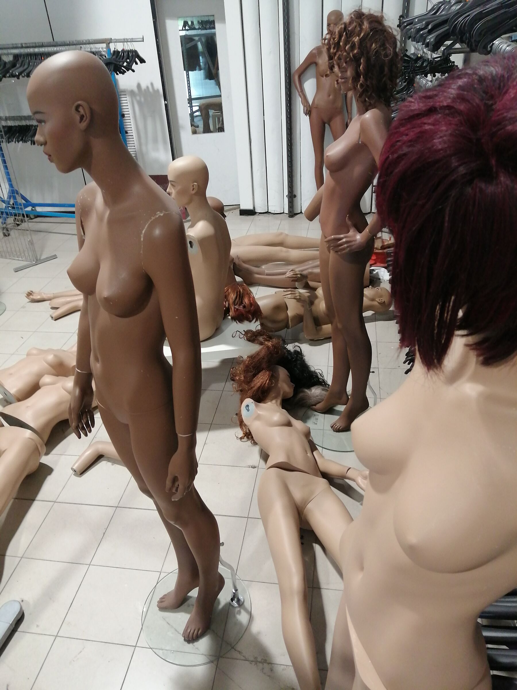 Orgy between mannequins ...