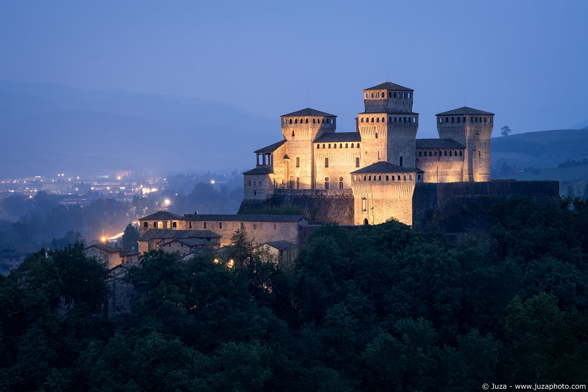Castello di Torrechiara, ora blu...