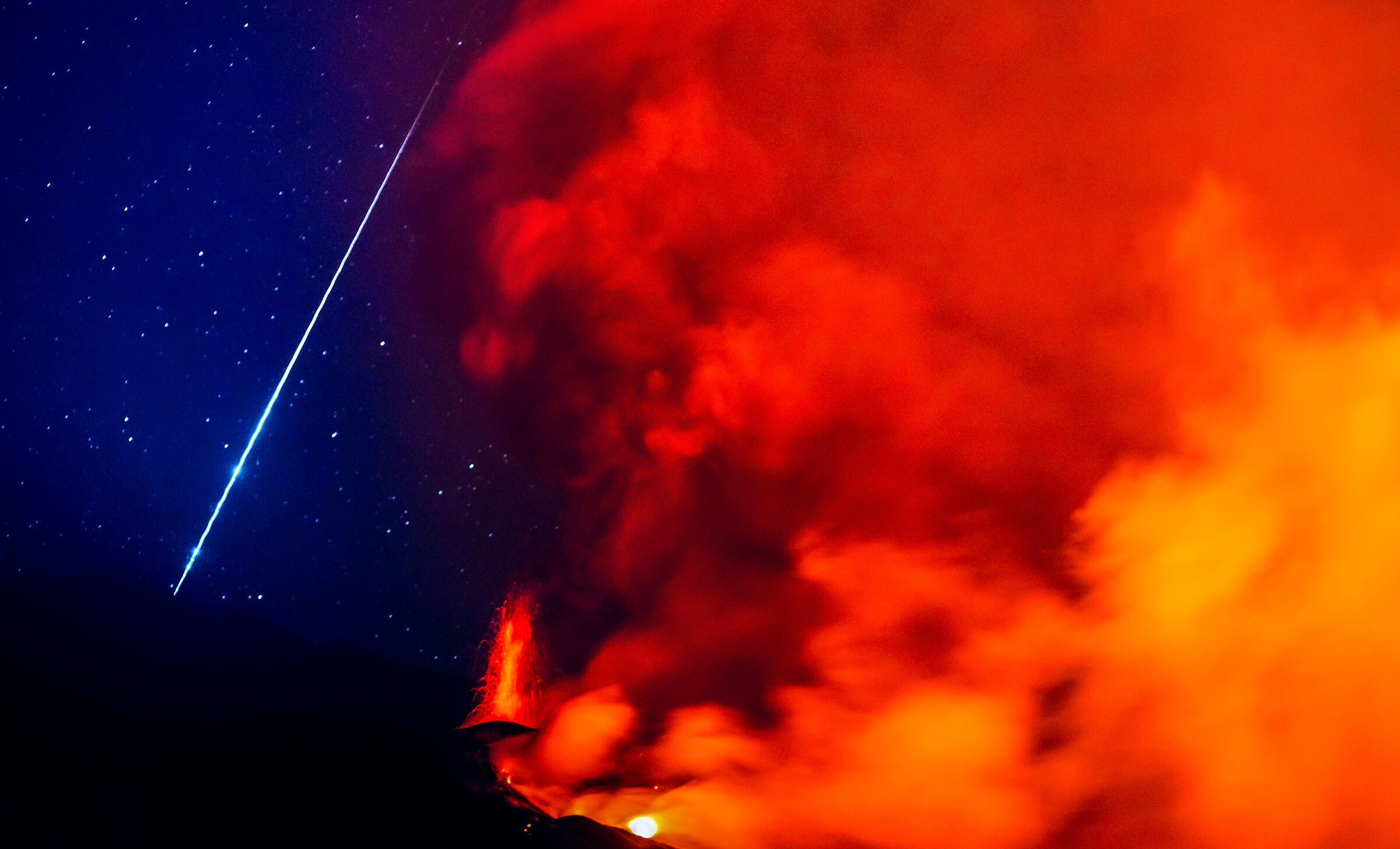 taurid fireball over active volcano in La Palma...