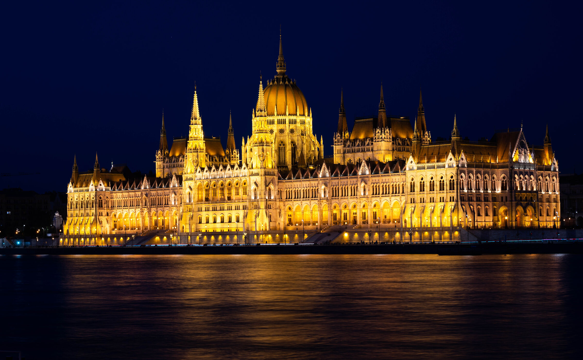 Budapest il Parlamento...