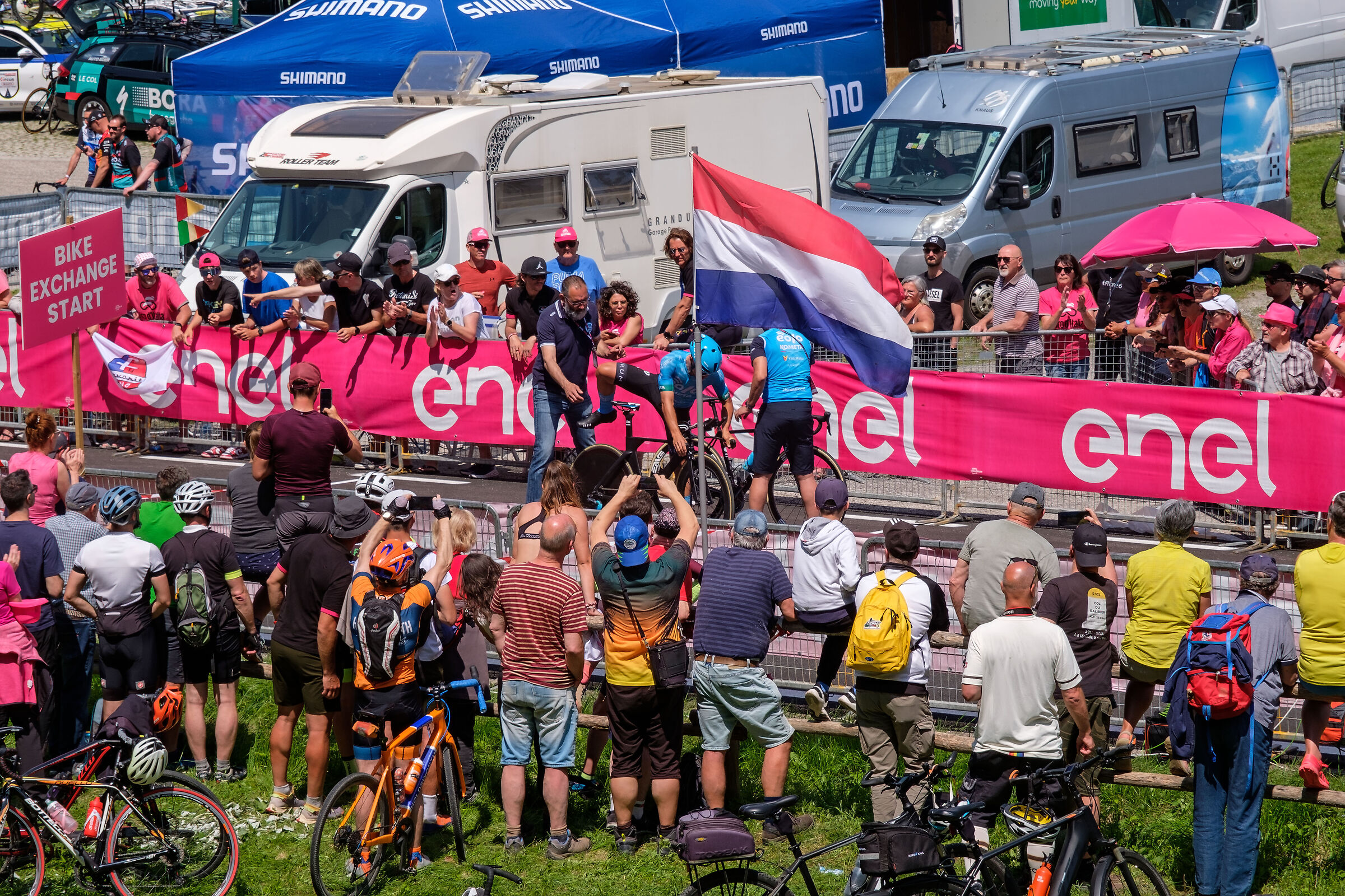 Giro d'Italia 2023 cambio bici...