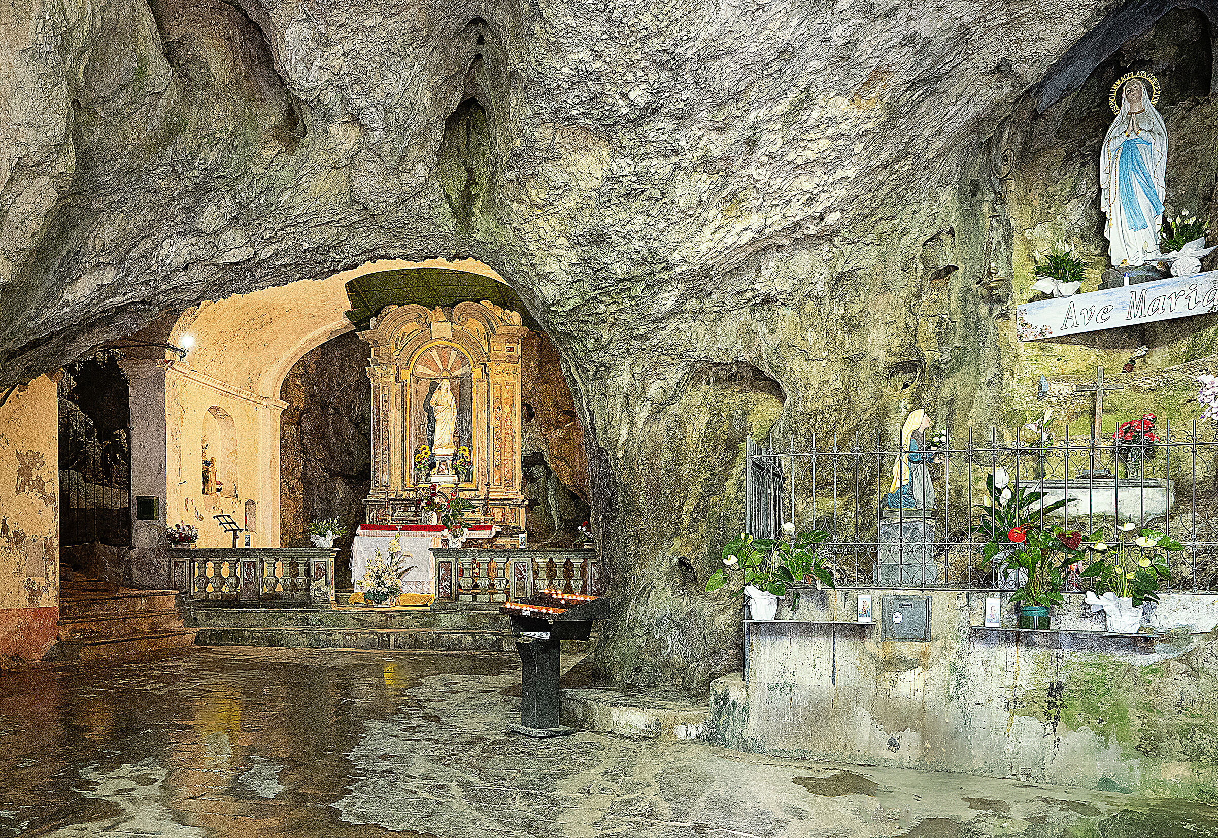 Sanctuary of Santa Lucia - Chapel in the cave...