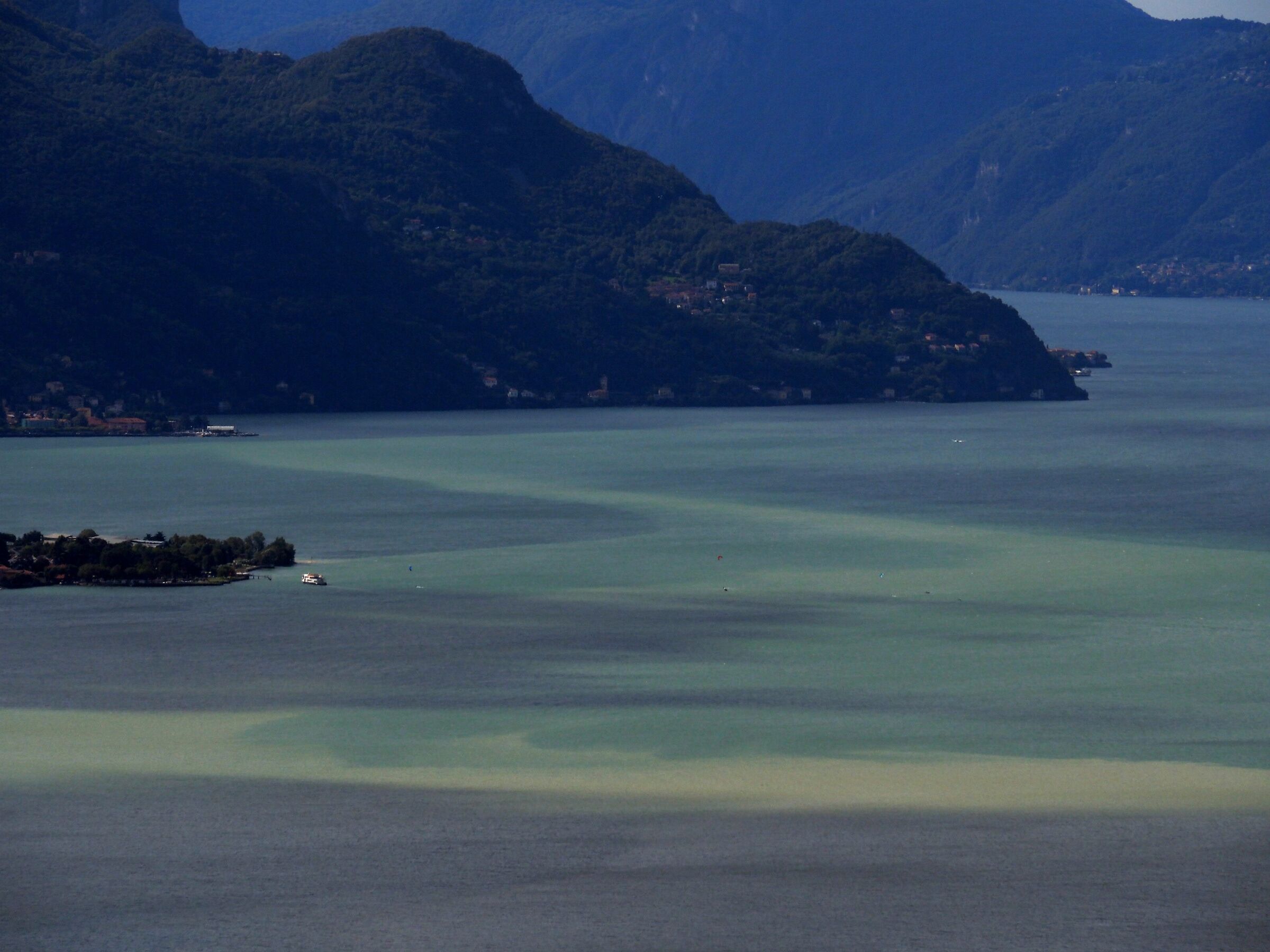 Dopo giorni di pioggia strani colori sul Lago di Como...