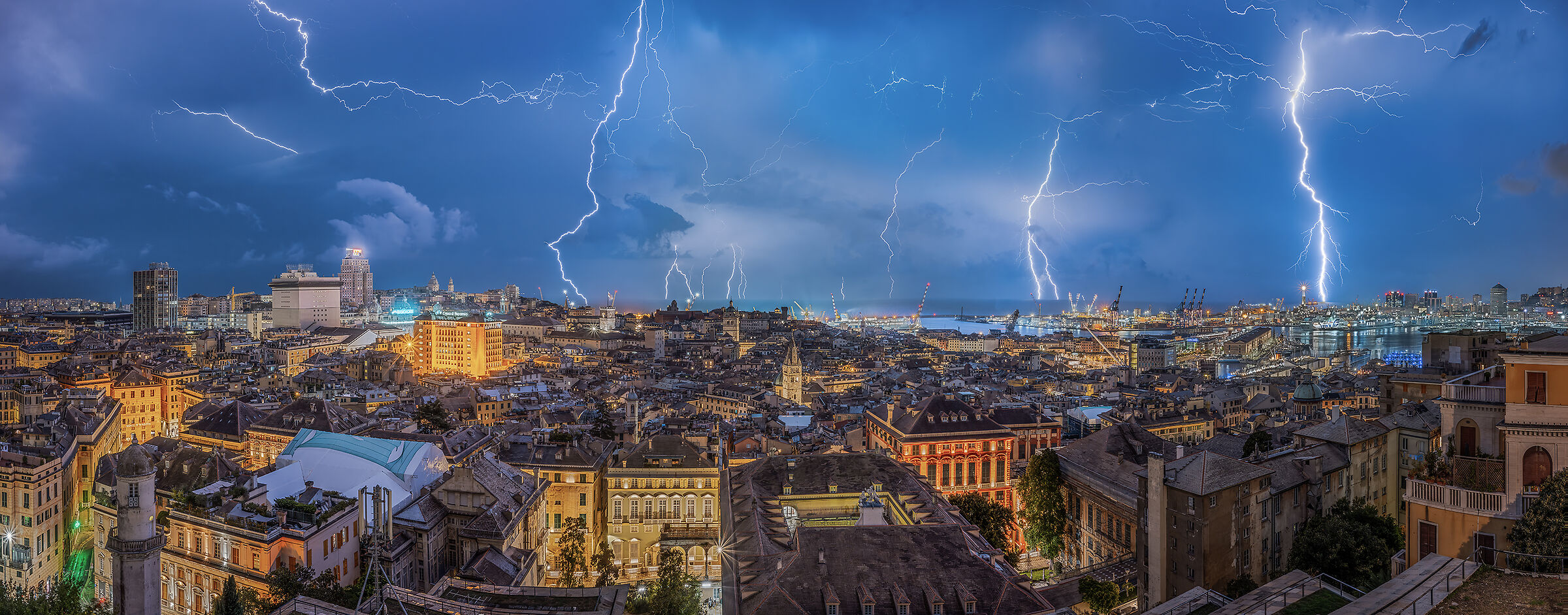 Lightning and lightning on Genoa...