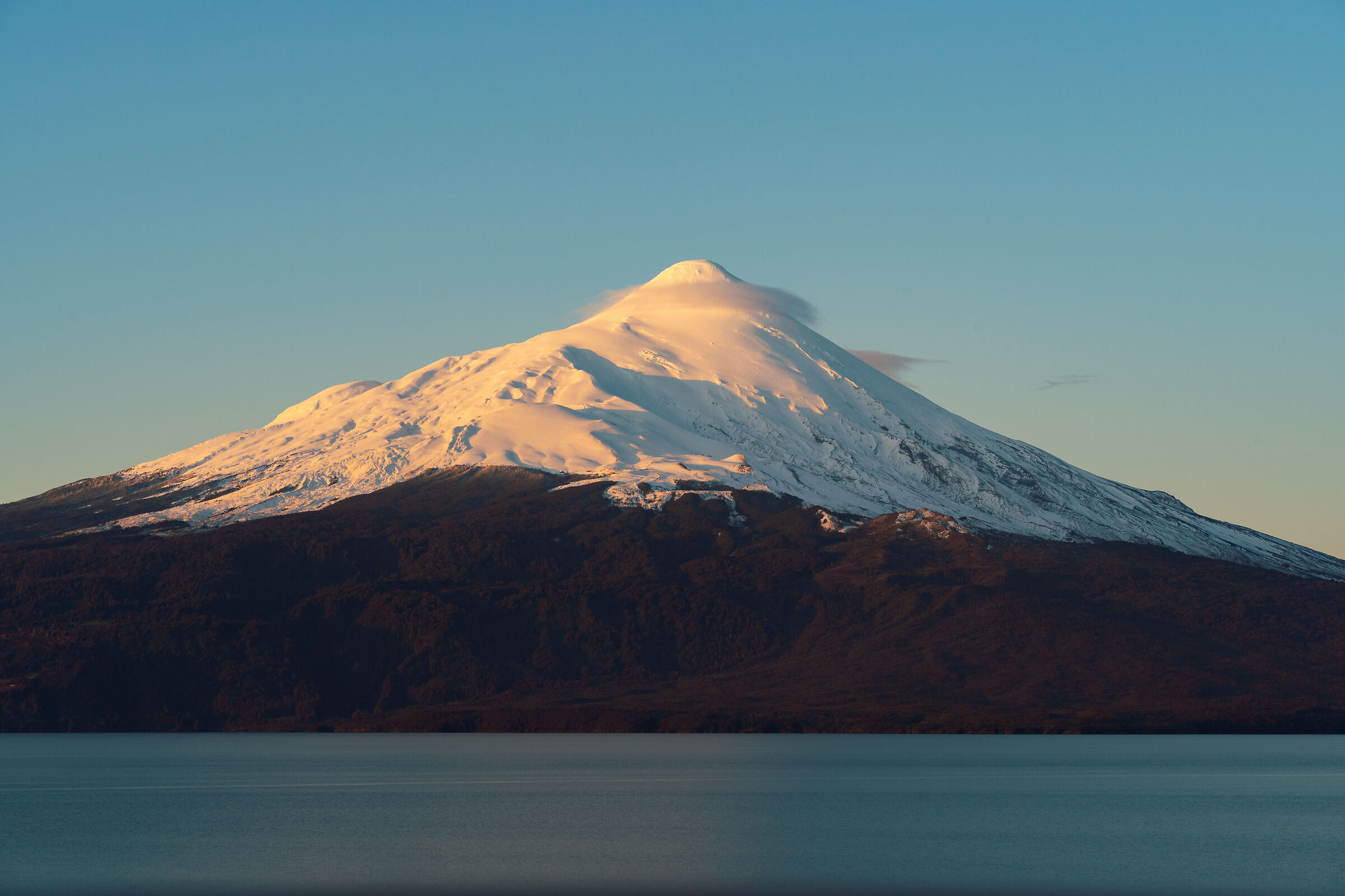 Lago Llanquihue con vista sul vulcano Osorno...